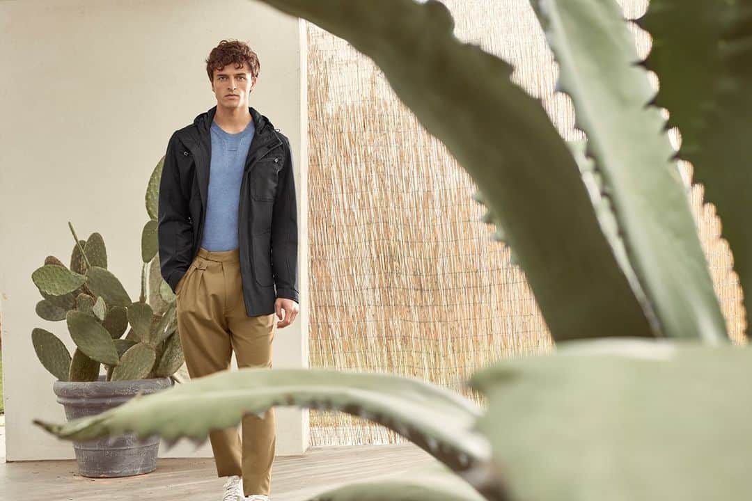 カナーリのインスタグラム：「Leisurely yet casual outfits got a sporty reinterpretation in the #CanaliSS21 collection. Discover more at the link in bio.  Model: @albertoperazzolo Photographer: @alessandro_burzigotti  #DrivenByImagination #Canali1934 #MadeInItaly」