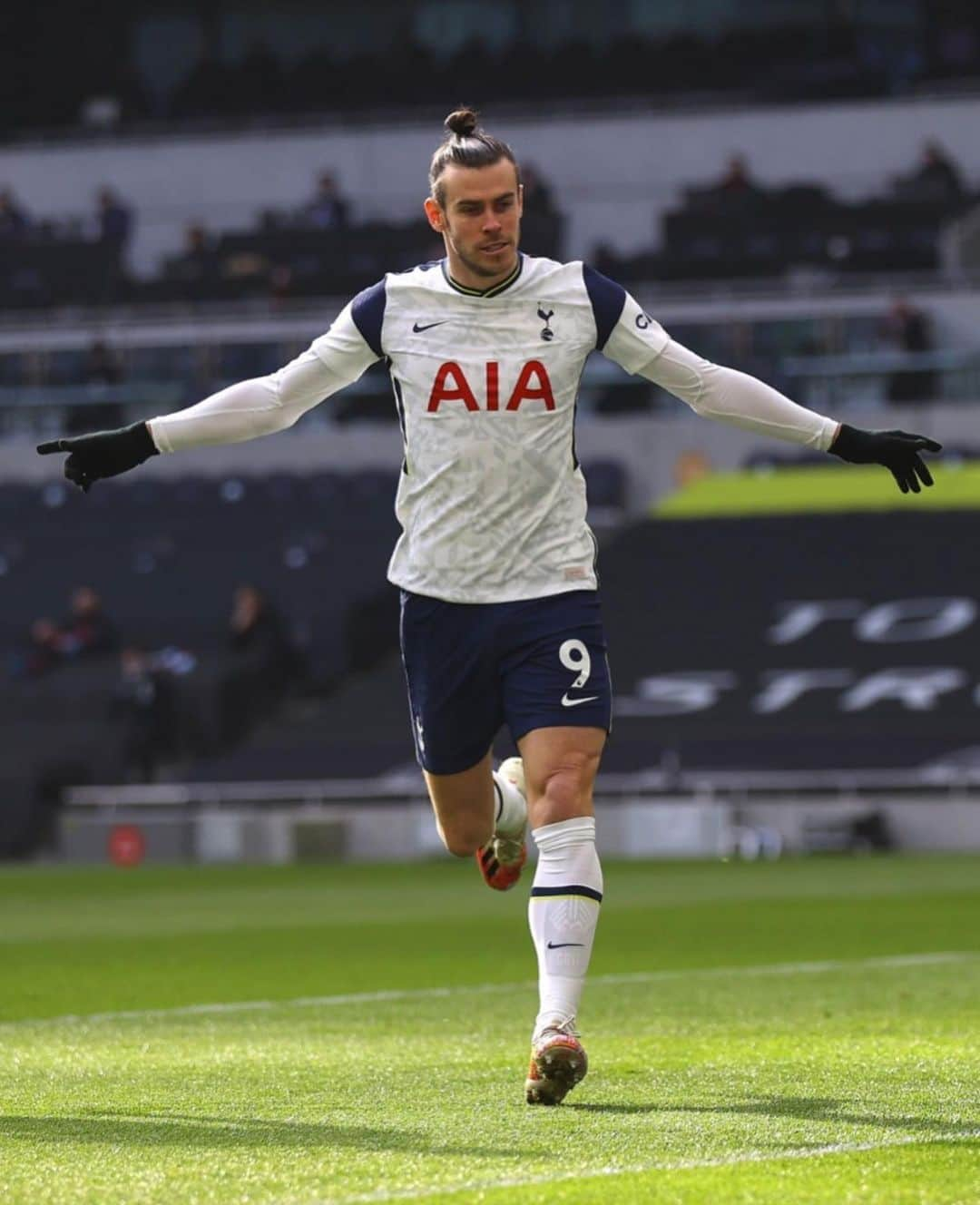 ガレス・ベイルさんのインスタグラム写真 - (ガレス・ベイルInstagram)「Good day at the office 🙌🏼 #coys」3月1日 2時07分 - garethbale11