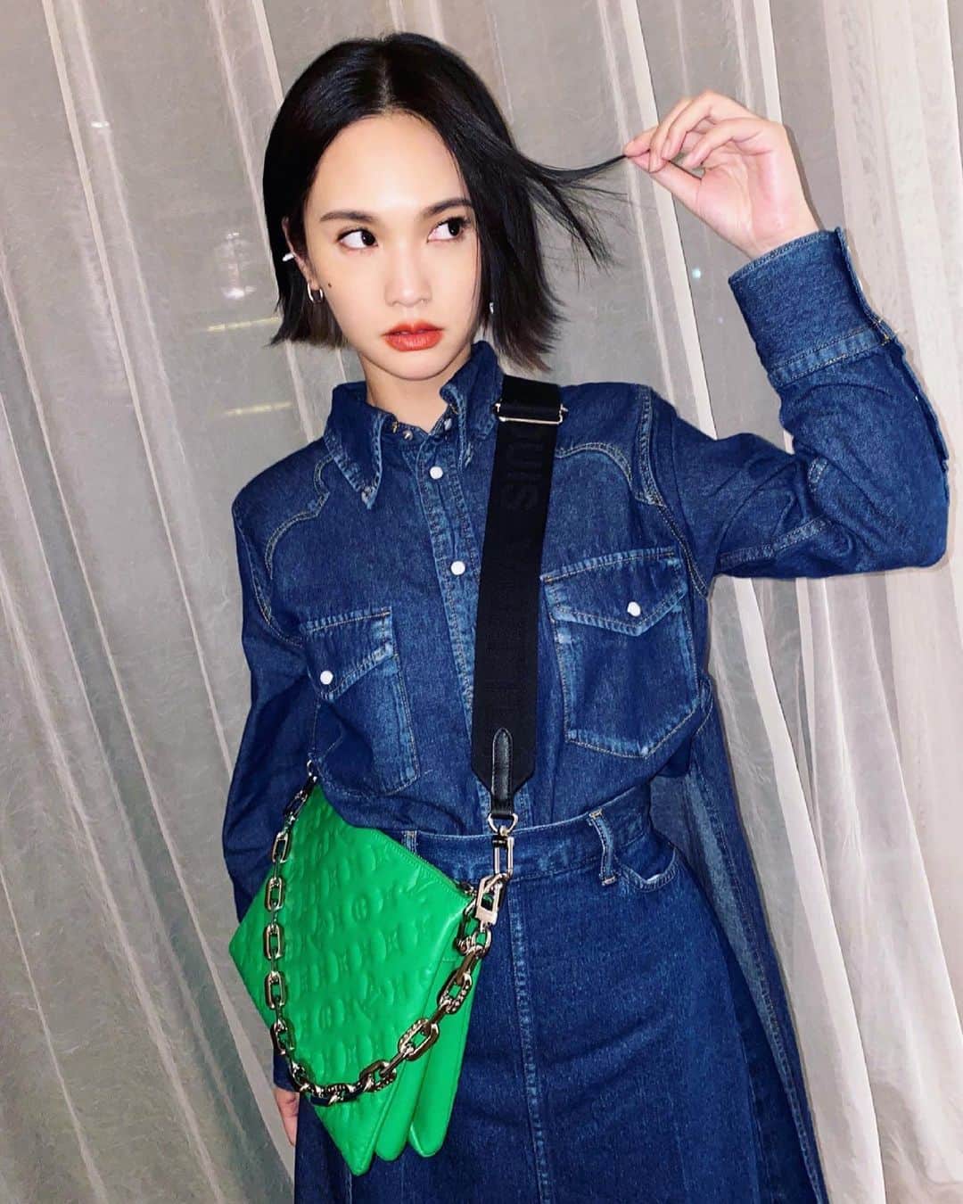 レイニー・ヤンのインスタグラム：「Good night 💚 @louisvuitton #Louisvuitton #LVcoussin」