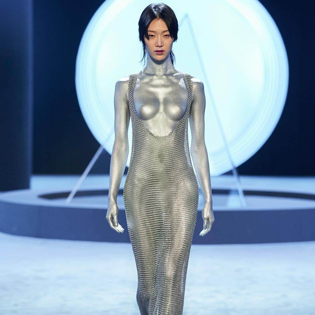 Vogue Taiwan Officialさんのインスタグラム写真 - (Vogue Taiwan OfficialInstagram)「#VogueDigitalRunway 因疫情開啟的數位時裝秀，許多品牌開始嘗試有別以往的風格， @ferragamo 打破以前的優雅知性形象，品牌創意總監#PaulAndrew 從科幻電影中吸取靈感，設計出充滿未來感的前衛單品，在CGI科幻場景中展現充滿年輕氛圍的2021秋冬系列。  而熱加工皮質、明豔色彩、未來抽象派迷彩花紋和最後由超模 @sola5532 展示的銀色緊身裙是這次令人印象深刻的新元素✨  #Ferragamo #FW21  🖋#itstifflu」2月28日 20時44分 - voguetaiwan