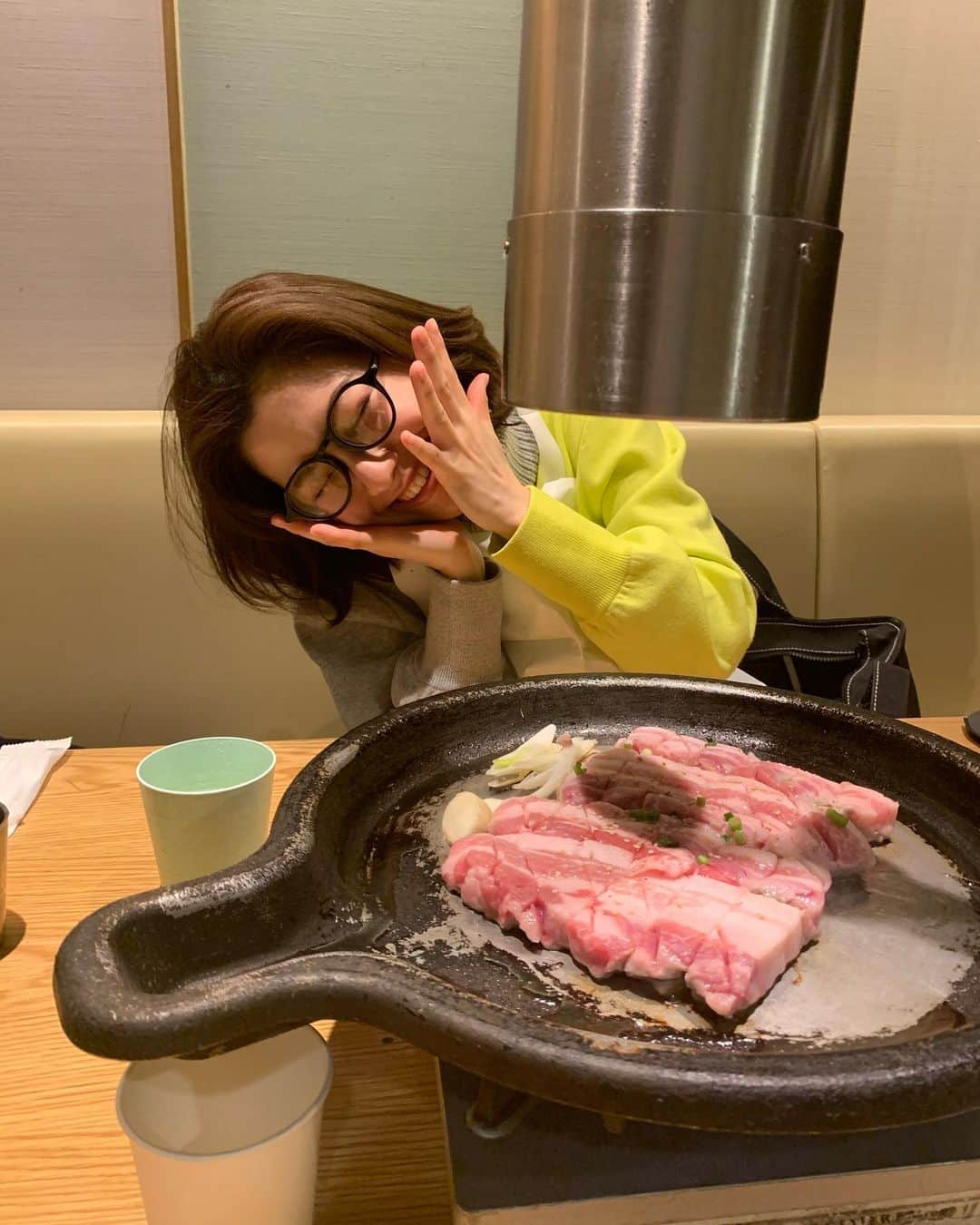 後藤楽々さんのインスタグラム写真 - (後藤楽々Instagram)「二月ももう終わりますねぇ。 サムギョプサルを前にして 幸せそうな私です。  なんか食べてる時って幸せだけどあっという間すぎて終わった後に、 はー時間巻き戻したい って思うのは私だけでしょうか。 皆さんも思いますか？  三月も楽しんでいきましょー👍  では🥩  #サムギョプサル #韓国グルメ  #渋谷グルメ」2月28日 20時45分 - hahahalalala0723