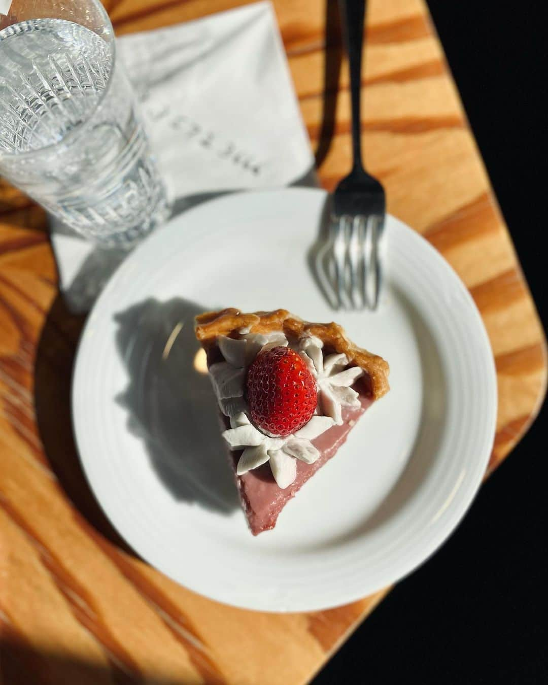 MiChiさんのインスタグラム写真 - (MiChiInstagram)「Who doesn’t love a gorgeous looking Vegan pie and beautiful natural lighting while listening to great music by @shinichiosawa ♬ Courtesy of @ginzamusicbar 🍰 ✨  最高な音と共に美味しいヴィーガンケーキに美しい自然光✨ 次回はもっとゆっくり❤️」2月28日 20時45分 - michimadness