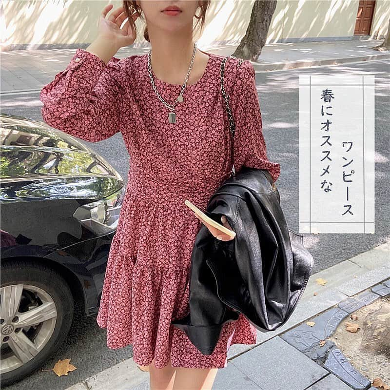 runningpiggy0522のインスタグラム：「花柄ワンピース OLミニワンピース 2カラー ・ ♥送料無料【3490円】 ♥商品番号【RPQ102281】 ♥自己紹介のウェブでご購入頂けます♥ ・ ・リゾートに、お出かけに、様々なシーンで活躍できるのでオススメです👍 ・可愛さの中に大人っぽさも備えた優秀なアイテムです🍒 ・ ・ #春コーディネート #韓国ファッションコーデ #本日のコーデ #春好き #치마 #ワンピース #おしゃれ好きな人と繋がりたい #ミニワンピース #プチプラ #ワンピースコーデ #花柄ワンピース #롱 스커트」