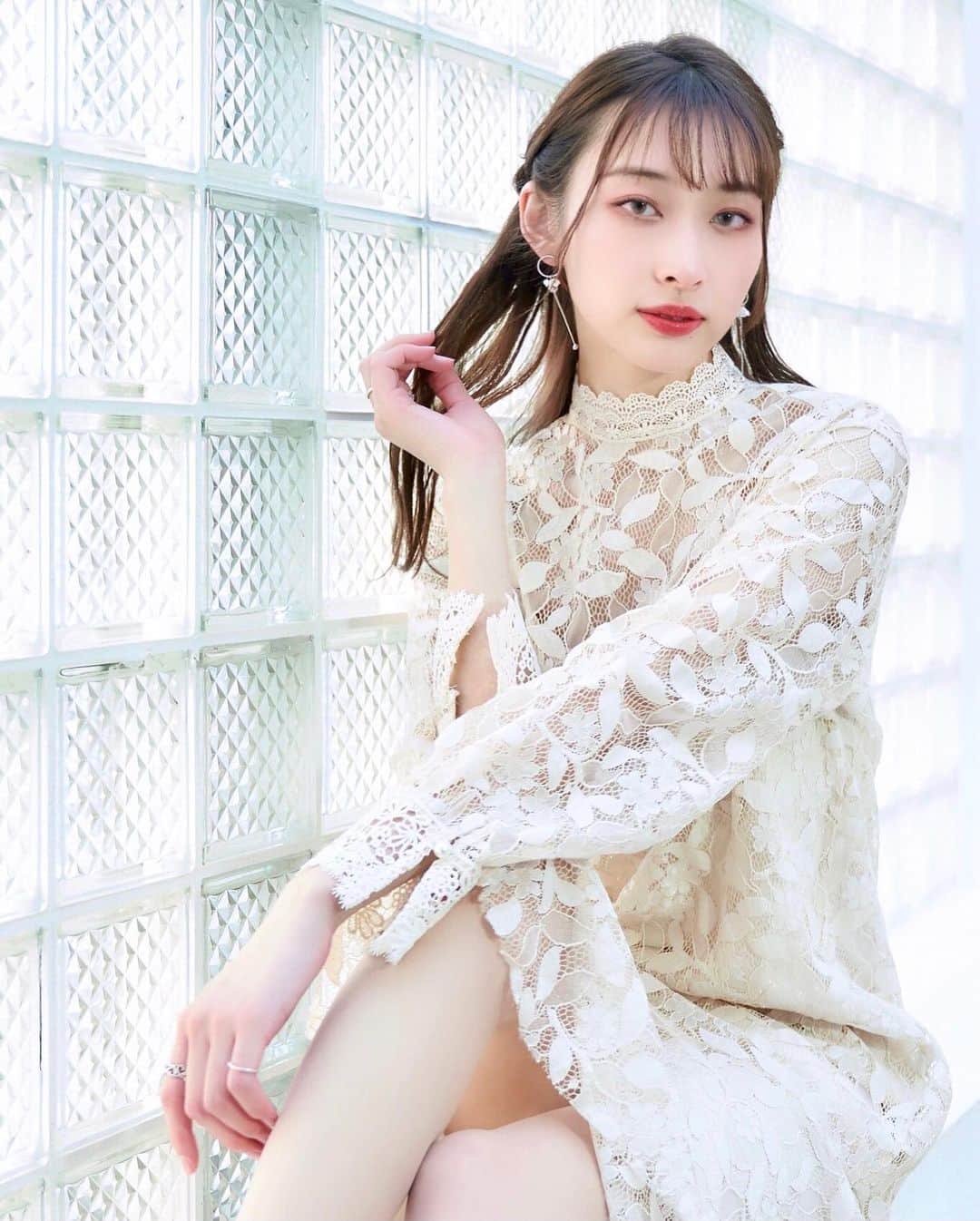 瀬名ひなののインスタグラム：「❄️❄️☃️  この時はクマあったけど、 もうこのクマ消す加工必要ないと思うと感動〜👏 お気に入りのピアスが服とスタジオにあってて良き！  とりあえず早くマツパしたい。👀笑笑 (マツパは術後1ヶ月できないみたいです)  クマ取る直前かな？2月最初のスタジオ撮影📸  Photo by @voigt07 thank you!」