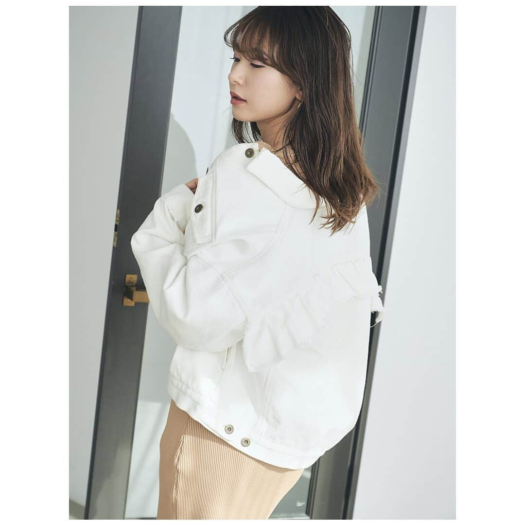 Cherie Monaのインスタグラム：「. -NEW SEASON- “2021 SPRING COMING”  バックフリルデニムジャケット Whit/Blue ¥13,000+tax  @cheriemona_official @mizuki_nishikawa_  #cheriemona #シェリーモナ #2021SS #newarrival」