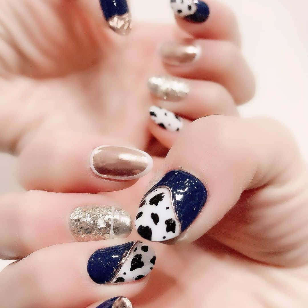 瀬名あゆむさんのインスタグラム写真 - (瀬名あゆむInstagram)「new nailだよ♡  牛のようなダルメシアンのようなでウシメシアンだよ！笑  でも本当は牛だよ🐮♡  #牛柄ネイル #ミラーネイル #キラキラネイル #ジェルネイル #2ねん8くみ仙台校 #2ねん8くみ千葉校 #あいどるかふぇ2ねん8くみ #キャスト募集 #アイドルになりたい #スタッフ募集」2月28日 20時42分 - sena_ayumu