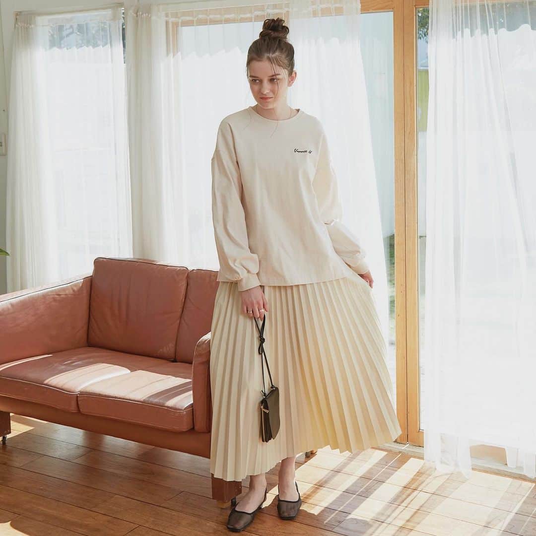 Vannie Officialのインスタグラム：「【2021 Spring Collection】  レザープリーツスカート (natural・beige)Free size    脚長効果抜群！オールシーズン使えるオンナ見えスカート    《styling》  今季のスタイリングには欠かせないエコレザースカート。  細かいプリーツ加工を施したフレアラインのシルエットが魅力◎  ニットやスウェットなどゆるシルエットのアイテムと合わせると抜け感あふれるスタイリングに♡    オールシーズンお使いいただけるので１枚持っておくとかなり重宝します！  しっかりとウエストマークさるのでINスタイルだとOUTに比べてより足が長く強調されスタイルアップに繋がります。    《detail》  ウエストは一周ゴム仕様になっているので履き心地楽々♪  表情豊かなプリーツスカートは歩くたび揺らめいて春気分UP！  色合わせしやすいニュアンスカラーにも注目◎    《fabric》  程よいツヤ感のあるエコレザースカート使用。  ※詳しいお手入れ方法は商品タグをご参照ください。  #vannie_u#ヴァニーユー #ZOZOでしか買えない⠀⠀   お問い合わせはDMまでご連絡ください☺︎」