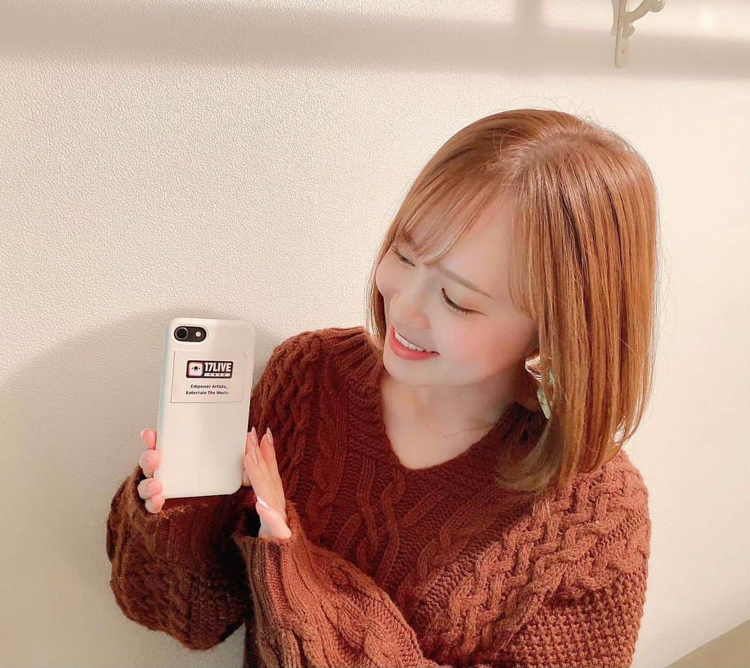 伊藤千凪海のインスタグラム：「このあと21時から﻿ ﻿ 17Live公式番組『17Q』MCです🎤﻿ ﻿ クイズに参加して﻿ ﻿ ベイビーコインをゲットしてね😋💛﻿ ﻿ ﻿ ﻿ ﻿ #イチナナ #17live #イチナナライブ﻿ #クイズ番組 #生放送 #生配信」
