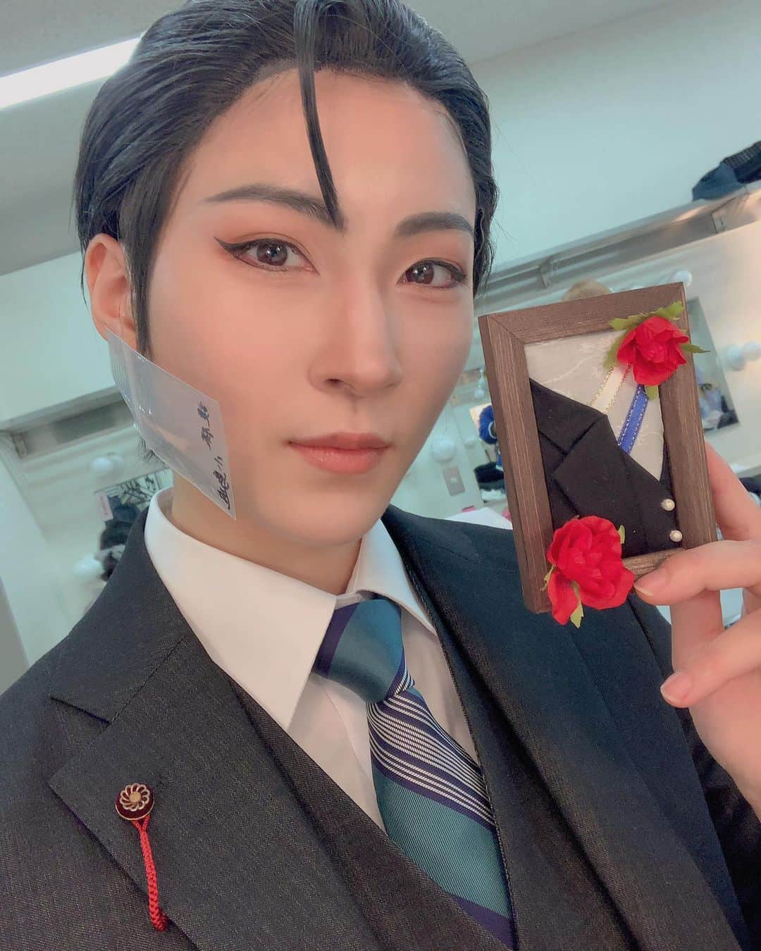 のインスタグラム：「. 舞台千穐楽を終えました。 初の男役。 緊張やプレッシャーは大きかったですが、凄く楽しんでやり切れました。 これを機に男性役また挑戦したいな。  お待ちしてます🙏😂笑  明日からは次の作品へ。 告知はだいぶ先になりますのでその時までお楽しみに。 けど面白い役です…😆  #ドルステ2021 #プロジェクト東京ドールズ #東京ドールズ」