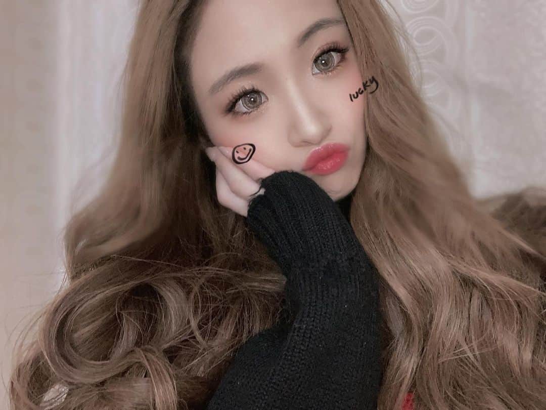 星乃麻梨花のインスタグラム：「おやすみです♡  3時間睡眠くらいで 今日は3人の女の子達にあそんでもらったよ♡  ぁー、眠たいから 早めに寝る準備しちゃおうかな♡  楽しかった🐕💖  #星乃麻梨花#桃李#バルセロナ #barcelona  #すすきの #ニュークラブ #キャバ嬢#ホステス #新宿 #歌舞伎町 #六本木 #錦 #中洲 #北新地 #ミナミ #instagram #like4like #l4l #札幌#instagramer#可愛い#谷間#follow4folow #f4f #followforfollowback #likeforfollow #likeforlikes #likeforlikeback #いいね返し」