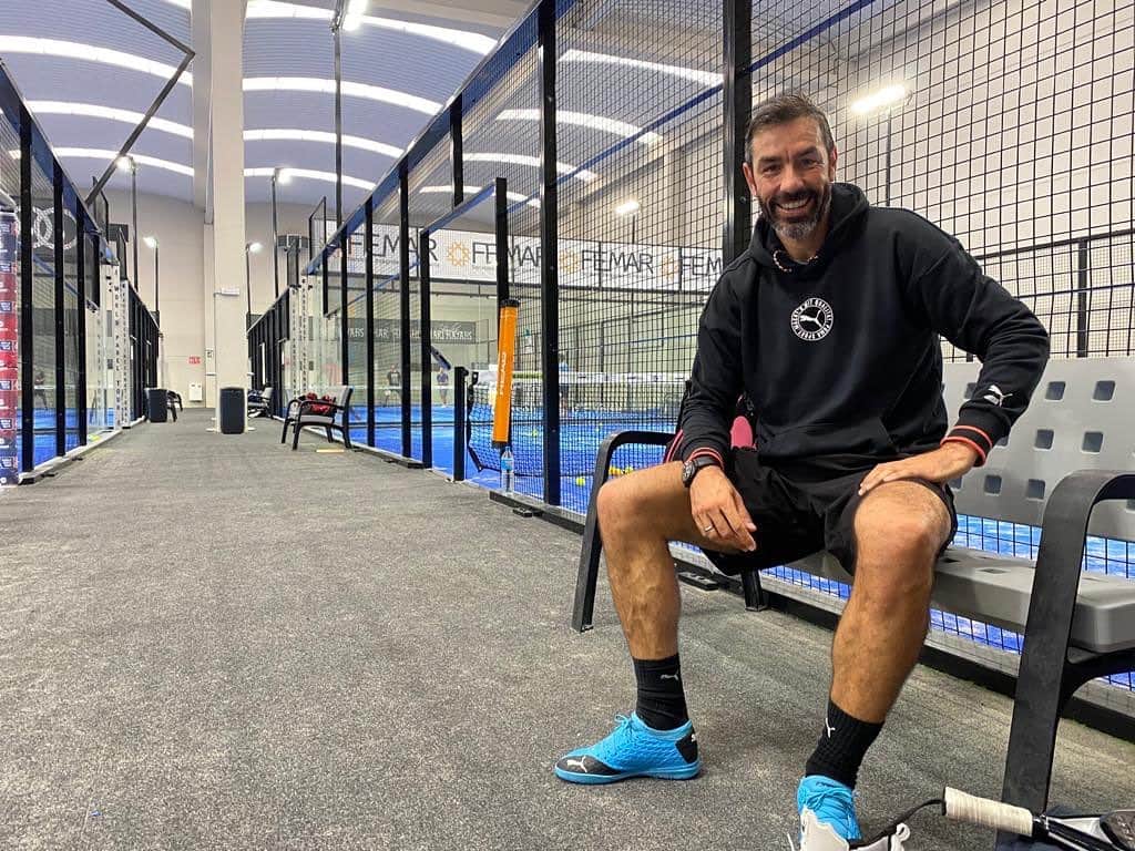 ロベール・ピレスのインスタグラム：「Padel anyone ??」
