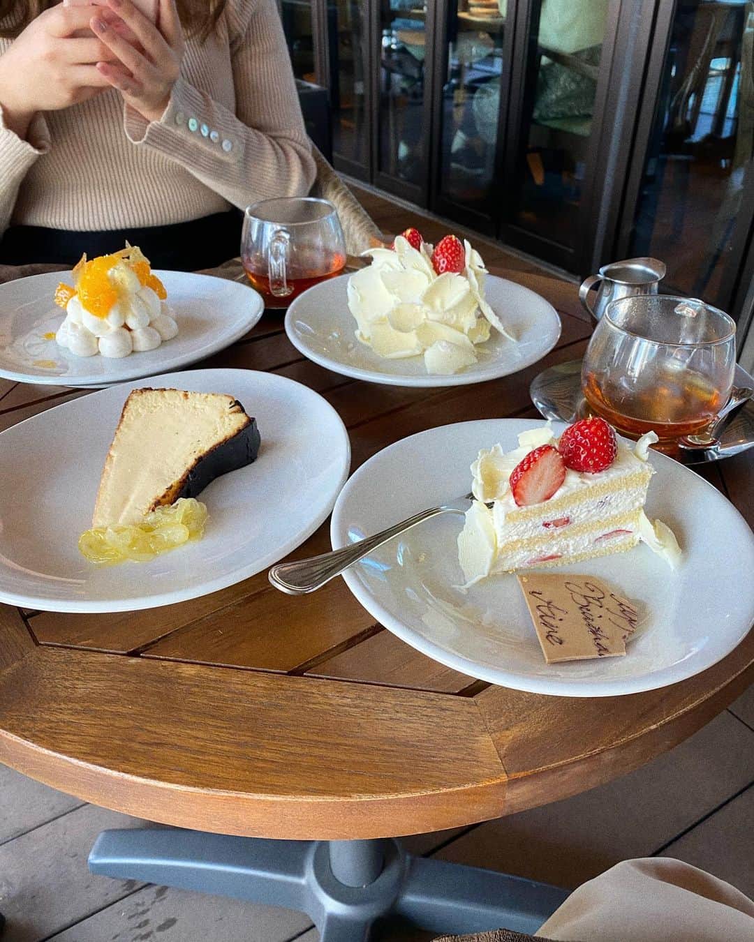 安田愛音さんのインスタグラム写真 - (安田愛音Instagram)「. お祝いしてもらった🥂❤︎  可愛いバースデーケーキと、コースのデザート も来てすごいパーティーになった~❤︎  全部美味しすぎた😫❤️ こなっちゃんありがと~😻」2月28日 20時47分 - ainee.y