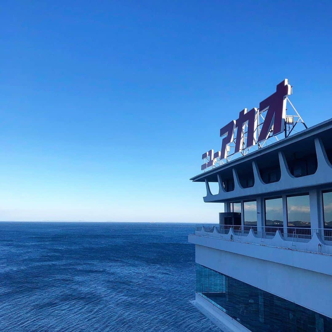 ホテルニューアカオ　熱海温泉＆リゾートのインスタグラム：「・ 海の上に建つ#ホテルニューアカオ だからこそ、見られる景色があります🌊 景色はもちろん、スタッフのあたたかいおもてなしを皆様に堪能していただきたいです✨ ♨️ホテルニューアカオは3/1から営業を再開させていただきます。感染症対策を徹底し、ご来館をお待ちしております♨️」