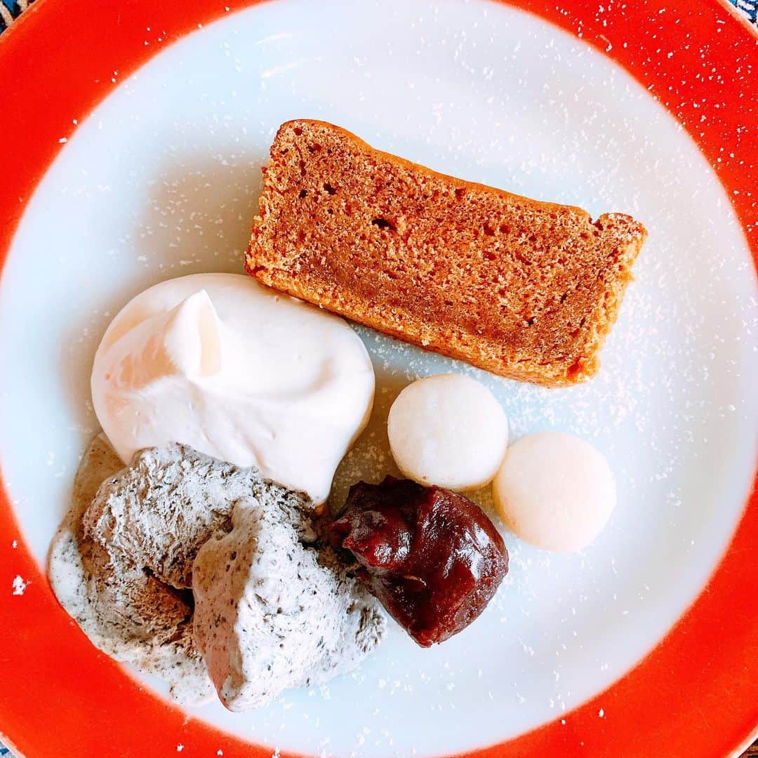 のインスタグラム：「ほうじ茶パウンドケーキと胡麻アイスの和風プレート作りました  ほうじ茶を練り込んだパウンドケーキに白玉団子とあんこ、ホイップクリームを添えております。 胡麻のアイスクリームはアイスクリーム芸人のカナイくん @kanai.takashi による手作り。彼曰く、独自で編み出した黄金比の配合によるものだそうです。  サチオピアコーヒーを手伝ってくれているカナイくんは剣道芸人でもあり、チョコレート芸人でもあり、モルック芸人でもあり、アイスクリーム芸人でもありますので、疑いまくっていましたが、これはマジで美味い。  #sachiopiacoffee #カフェ #スイーツ #手作り #手作りスイーツ  #スイーツ男子 #パウンドケーキ #和のスイーツ #和スイーツ #サチオピアコーヒー #アイスクリーム」
