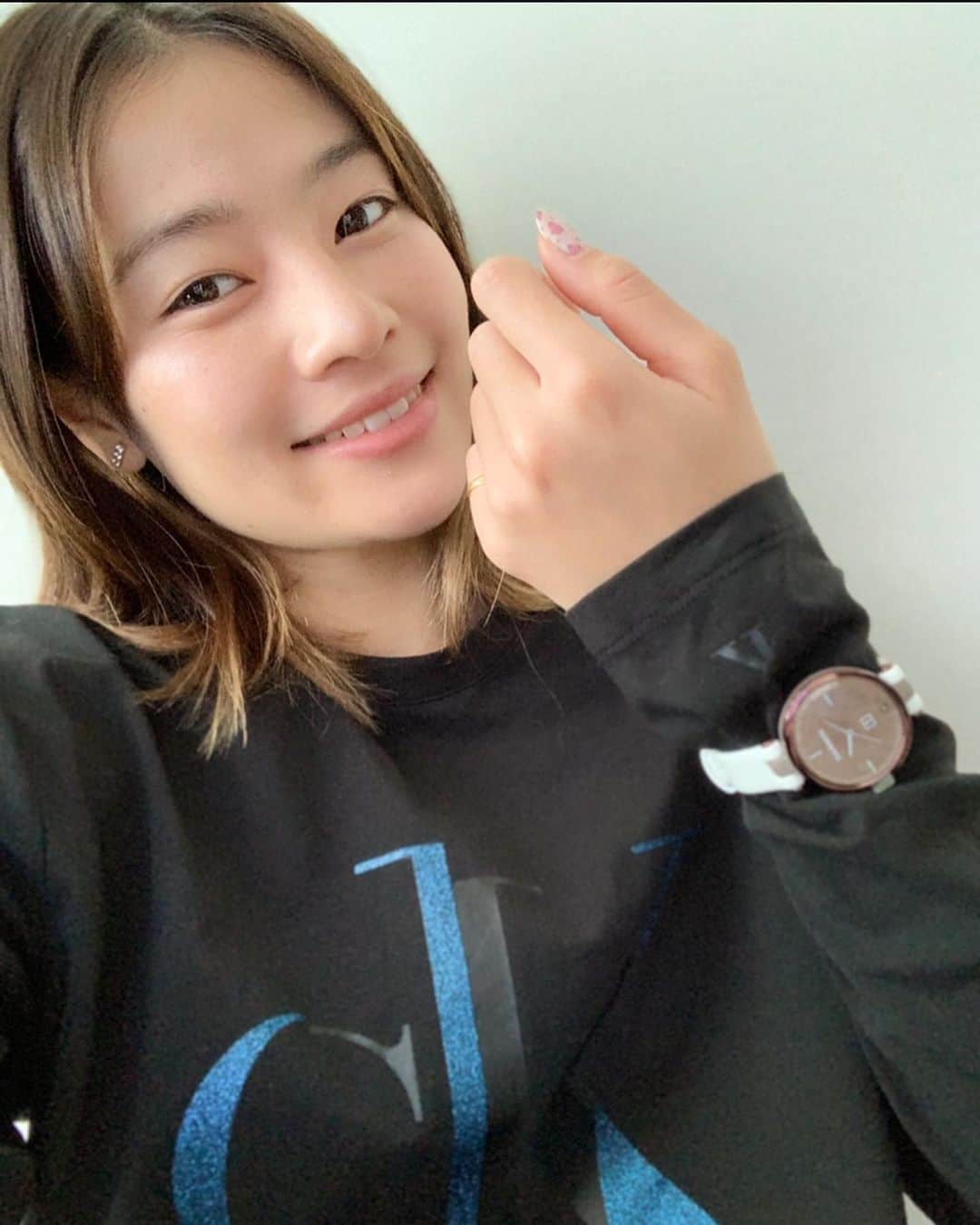 才藤歩夢のインスタグラム：「﻿ ﻿ @garminjp  ﻿ 𝗚𝗔𝗥𝗠𝗜𝗡﻿ 𝐿𝑖𝑙𝑦 ﻿ ﻿ 𝐶𝑙𝑎𝑠𝑠𝑖𝑐 𝐸𝑑𝑖𝑡𝑖𝑜𝑛﻿ 𝐷𝑎𝑟𝑘 𝐵𝑟𝑜𝑛𝑧𝑒﻿ ﻿ ﻿ 女性向けスマートファッションウォッチ⌚️﻿ ﻿ スポーツシーン以外でも馴染むデザイン🌟﻿ ﻿ バンドはレザータイプとシリコンタイプから﻿ 選ぶことができます！﻿ 私はシーンによって変えたいので﻿ どちらも使う予定です✌️﻿ ﻿ ﻿ FOREATHLETE245musicでも﻿ 小さいと思っていたのに、﻿ さらに小さくて驚き😳🤯﻿ バンドが細いのも女性にとっては﻿ ありがたいポイントですよね🥰﻿ ﻿ ﻿ 通知機能もあって﻿ 光学式心拍計もついてます❤️﻿ ﻿ ﻿ #ɢᴀʀᴍɪɴ﻿ #Lɪʟʏ﻿ #ガーミン﻿ #スマートウォッチ﻿」