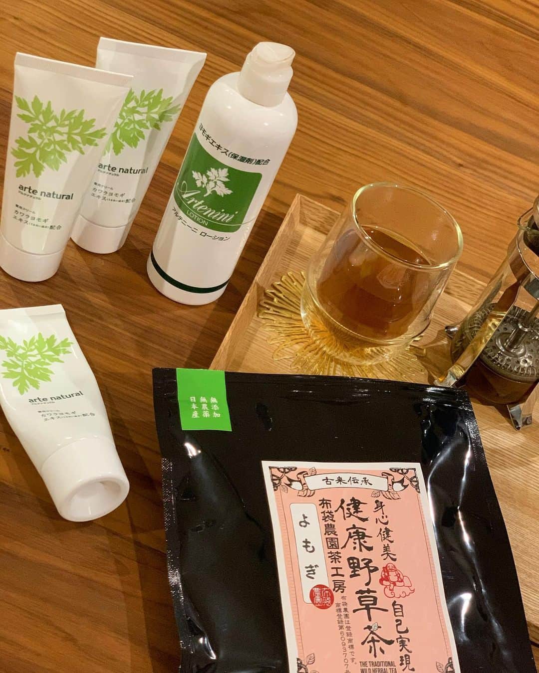 亀恭子のインスタグラム：「よもぎタチ。  全然良くならない痒み。 最初はお腹周りだけだったのが、背中や手脚や首や… もはや顔以外です。  病院で処方してもらったお薬もいまいち効かず…  少し前にこの妊娠中の痒みについて インスタでポストしたところ、  「ヨモギローション&クリームが効きましたよ」というコメントを数件頂きました。 ありがとうございます^ ^  早速、ヨモギローション&クリーム・更にはお茶も。  始めてまだ数日ですが、 痒みが少し和らいでる感じがしてます。  クリームは最近常に持ち歩いていてハイスピードで使っているので、まとめ買い。  背中の塗りにくい部分を長男に頼むと、 手に残ったクリームを擦り込んでいて、 最近の兄さんの手もしっとりスベスベです。  #ヨモギ #アルテニーニローション #ヨモギづくし #ひとりごと」