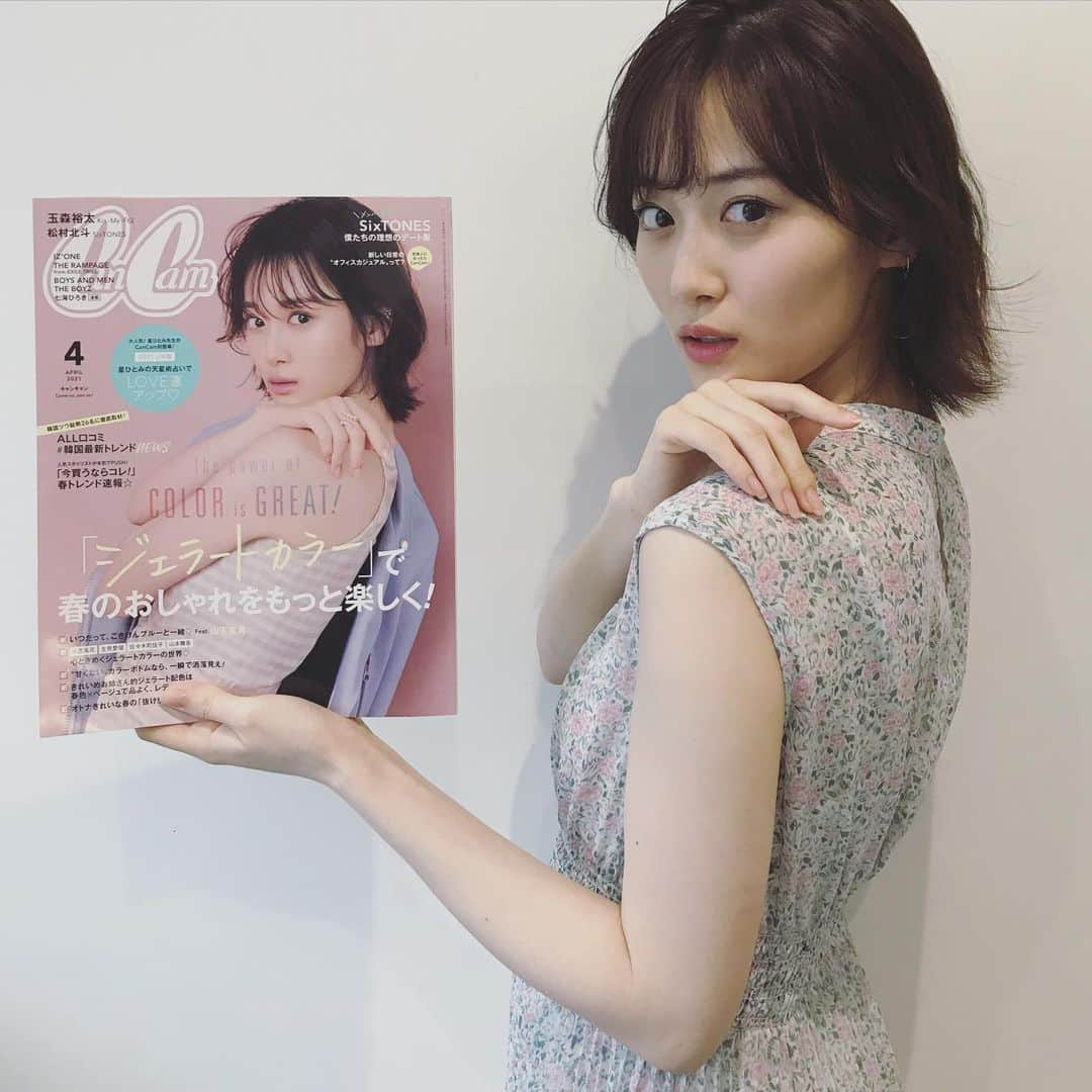 CanCamさんのインスタグラム写真 - (CanCamInstagram)「. 今月のカバーガール、美月からコメントが届きました✨ . 自分の表紙に話しかけてる美月がかわいすぎ😍また、スワイプした2枚目は、表紙と同じポーズで📷　こんなサービス精神旺盛なところも素敵ですよね😻 . 明日からまた一週間が始まりますが、今晩はキュートな美月に癒されましょ😚 . #cancam #山下美月 #乃木坂46 #ジェラートカラー #春ファッション #covergirl #僕は僕を好きになる #メイク #春メイク」2月28日 20時58分 - cancam_official