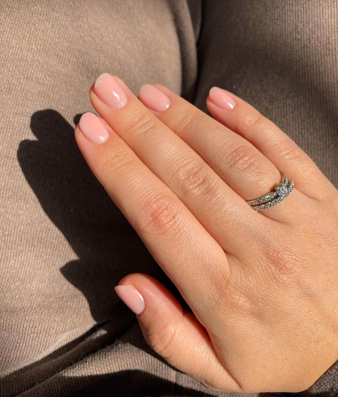 Dagi Beeのインスタグラム：「Was seid ihr ? TEAM SHORT NAILS oder TEAM LONG NAILS ? 💅🏼 ich könnt mich nicht entscheiden .. gebe auf jeden Fall mein bestes, dass meine Hände sich auch fresh fühlen im Lockdown, auch wenn ich oft verkacke 😂🤷🏼‍♀️」