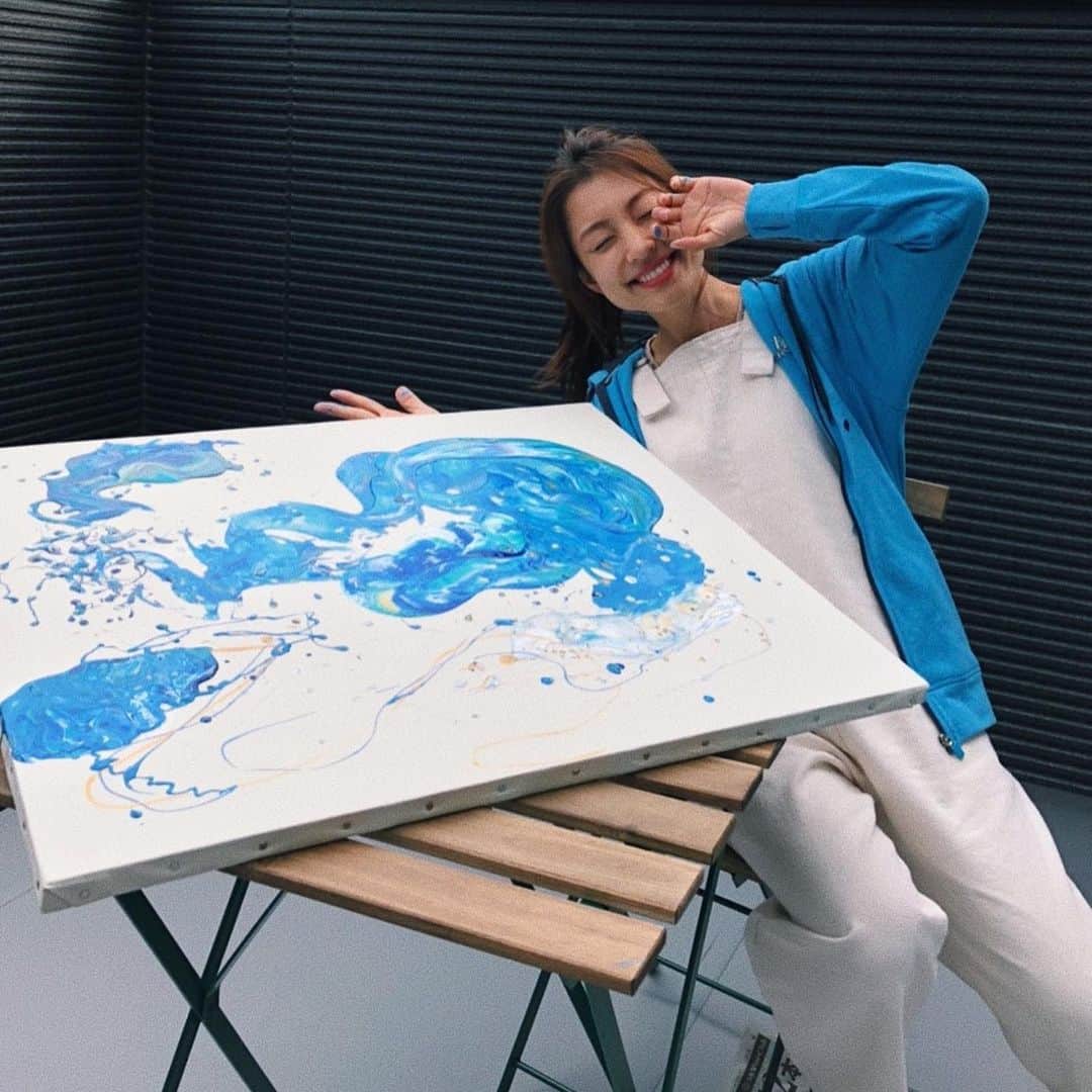 橋本聖子さんのインスタグラム写真 - (橋本聖子Instagram)「blue on the beach🏖 この間見た海の大きな絵を描いてみたよ🎨 @pebeo_japon   友達には、象に見えるって言われたけど、みんなは何に見える？🐘🌊  #art #pebeo #世界堂 #アート」2月28日 20時58分 - _seikohashimoto