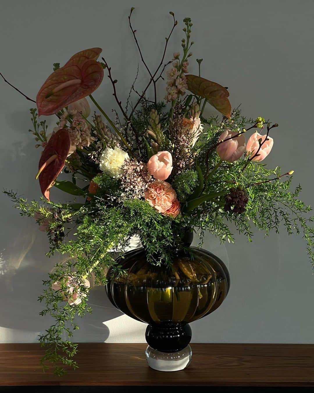 Mathilde Goehlerのインスタグラム：「Spring flowers and maybe the most gorgeous bouquet I ever received🥺🍃🌱」