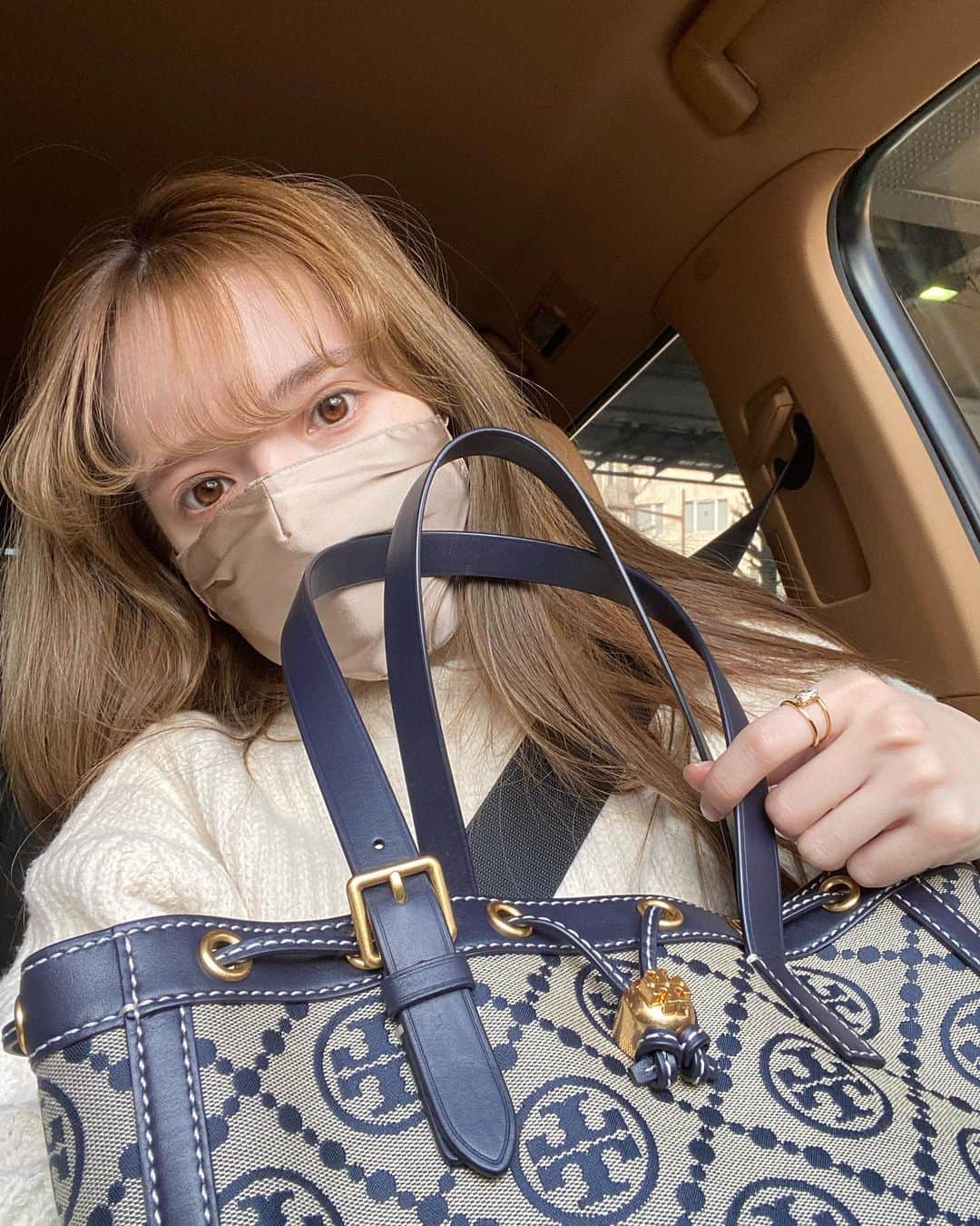 平木愛美のインスタグラム：「先日babyを、おうちでみててもらえるタイミングで、  👨🏼とふたりでお仕事、とある仕入れへ！🌷  束の間のふたり時間でした💕  やすくんだけ生配信のお仕事もあったので、その１時間くらいは一人で数ヶ月ぶり？にふらっとお買い物したりも。（ZARA） 最後にふたりでラーメンを食べて😘 babyの待つおうちへ帰りました、、、❤️👶🏼  そして👨🏼が"それ可愛いじゃん！！！"って 旦那さんに鞄を褒められたのはこの６年半で初めてかもしれない！笑 bag / @toryburch  マザーズバッグとしても使えるようにすこし大きめのトートバッグを。リアルにおむつやガーゼ、ミルク、哺乳瓶などべびのものと自分のものも入れられて良い！最近のお気に入り⚪️ ふらっとベビーカーでお出かけする時もいつもこれにしてしまいがち🤍  mask / @andemiu × 平木愛美 限定発売中🦕💎  ちなみにknitは、昨年春に自分がセレクトし発売させていただいたもので、今年も使えてる💞 ほんとうに良い！！！と思うもの、好き。可愛い。ものを作りたいしセレクトでもそうだし、皆さんにお届けしたいんだ☺︎ . . . 長年ずーーーっと世に出してなかったしあまり夫婦のことを出すのは照れるし日常をなかなか出せてはいないのですが、、笑 実は別日にも旦那さんが色々考えてくれて、３時間だけ👶🏻預けて、ふたりで映画、えんとつ町のプペルを観に行ったよ🧡🎬 ひと席空けて座ってこの時代の対策がしっかりされてました！ 感動したなぁ。絵も美しかった！  最初はその数時間さえもまだべび３ヶ月にもなってなかったし心配で気が乗らなくて悪いことしちゃうような気分で、、、 どうしてもママはべびに気持ちが持ってかれがちだけど 日常でもおでかけでも、こういう時間も大切ですね👼 ありがたく、楽しめる時間でした🌹」