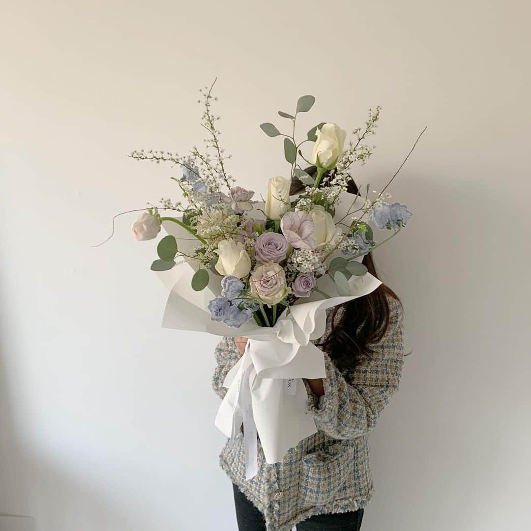 플로리스트 이주연 florist Lee Ju Yeonさんのインスタグラム写真 - (플로리스트 이주연 florist Lee Ju YeonInstagram)「. . 옷과 깔맞춤 🤍 늘 예쁜 블루 보라톤  . #바네스꽃다발 #빈티지꽃다발  .  订花 WeChat ID vaness_flower 페이팔 결제 가능  클래스상시모집 당일꽃주문가능 . #수업문의 #주문예약 #lesson #Order  Katalk ID vaness52 WeChat ID vaness_flower E-mail vanessflower@naver.com . 서초구 양재천로 123 5층 📞02-545-6813 . #vanessflower #florist #flowershop #handtied #flowerlesson #花束 #바네스플라워 #플로리스트 #꽃다발 #부케 #플로리스트학원 #플라워레슨 #양재동꽃집 #양재역꽃집 #꽃다발주문 #꽃수업 #꽃주문  #대관 #공간대여 #스튜디오대관 #자연광스튜디오 #자연광스튜디오대관 #스튜디오」2月28日 21時00分 - vanessflower