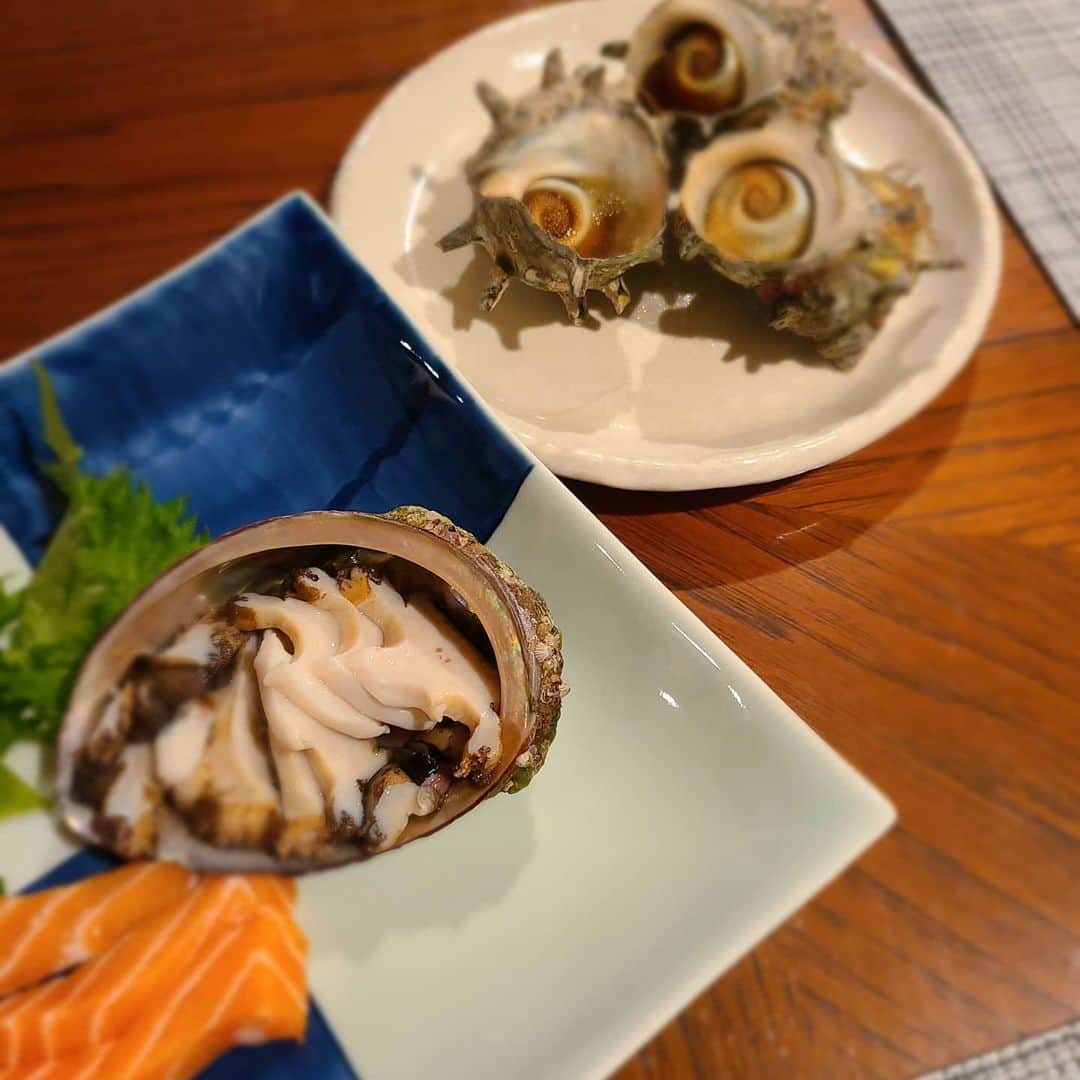 床嶋佳子さんのインスタグラム写真 - (床嶋佳子Instagram)「今夜は特別な食材が手に入りました‼️ 私の大好物の新鮮な鮑とサザエです‼️😆ステイホームの最高の贅沢ですね‼️✨✨✨感謝。」2月28日 21時01分 - yoshiko.tokoshima