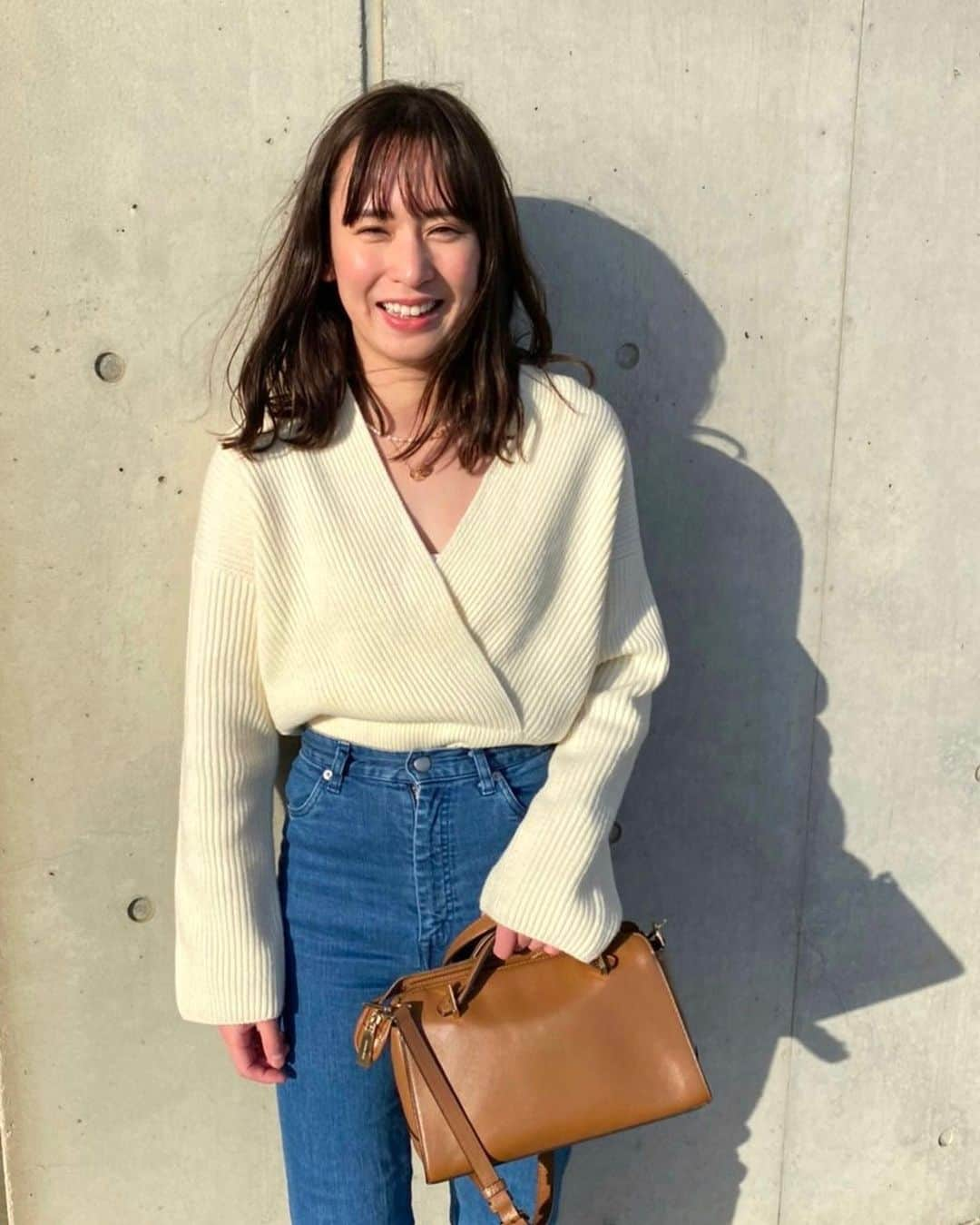 持永真実のインスタグラム：「#まみふく ❤︎❤︎ 🏷 knit： @modue_official  denim： @editforlulu  bag： @michaelkors  necklace： @piacerestore」