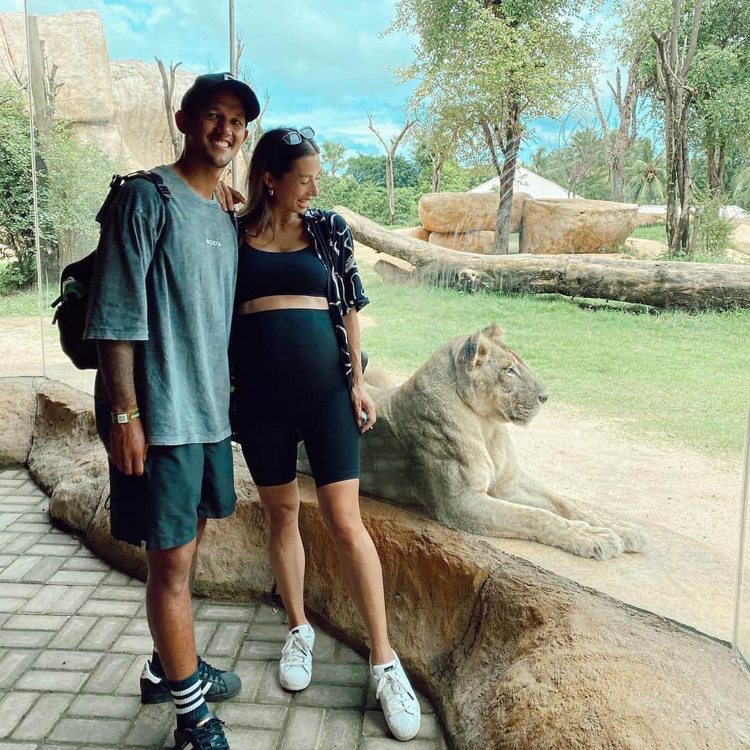 Jennifer Bachdimのインスタグラム：「Family Sunday ❤️🙏🏼  . . Fun fact : When I was 40 weeks pregnant with Kiyomi we went to the Zoo in Malang to naturally induce labor with Kiyomi and it worked !! So fingers crossed it works this time too ☺️🙏🏼 #40weekspregnant #sundayfunday #BabyBachdimOnTheWay #teamBachdim」