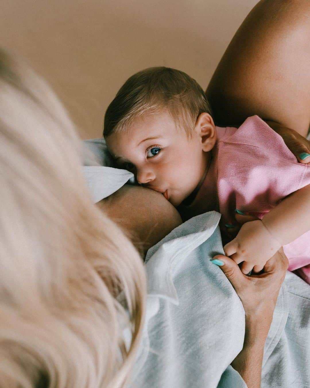 エリー・バレンさんのインスタグラム写真 - (エリー・バレンInstagram)「our breastfeeding journeys are all so different. I’m so grateful to have had a really smooth and easy one so far. 7 months in and i thought I had it all worked out 😅 But this last week has been really testing with a blocked duct and maybe early mastitis. I am super grateful for the mum community i have here online, you women are incredible and have shared with me your lived experiences and great tips 🥰 thankfully i think i’m on the mend and feeding is once again bearable 🤞🏽 #breastfeeding #7monthsold」2月28日 21時12分 - elliewatson