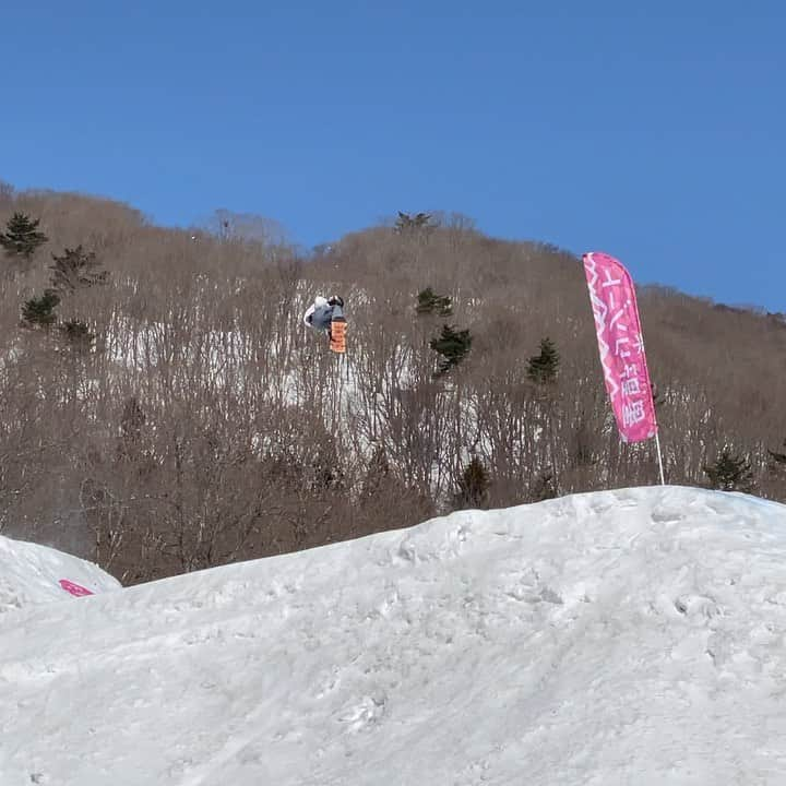 SuzukiAtsuhiroのインスタグラム：「First landing🥰 back side 1620 今日で#altsmiyabipark での練習が終わりました！このような素晴らしいパークで練習する機会をくださった @miyabionitsuka さん、関係者の皆様本当にありがとうございました🙇‍♂️ @altsbandai  @altsmiyabipark  @romesds_japan  @girosnow_japan  @dominatorwax  @ebsmission  @hope__og  @the.suns  @aoyamagakuinuniversity  #bs1620 #アルツ磐梯 #altsbandai #星野リゾート #hoshinoresorts #romesds #giro #dominator #ebsmission #hope #thesuns #チューンナップ工房mk #スノーボード #スノボ #snowboard #snowboarding #snowboarder #instagood #instalike #いいね返し #青山学院」