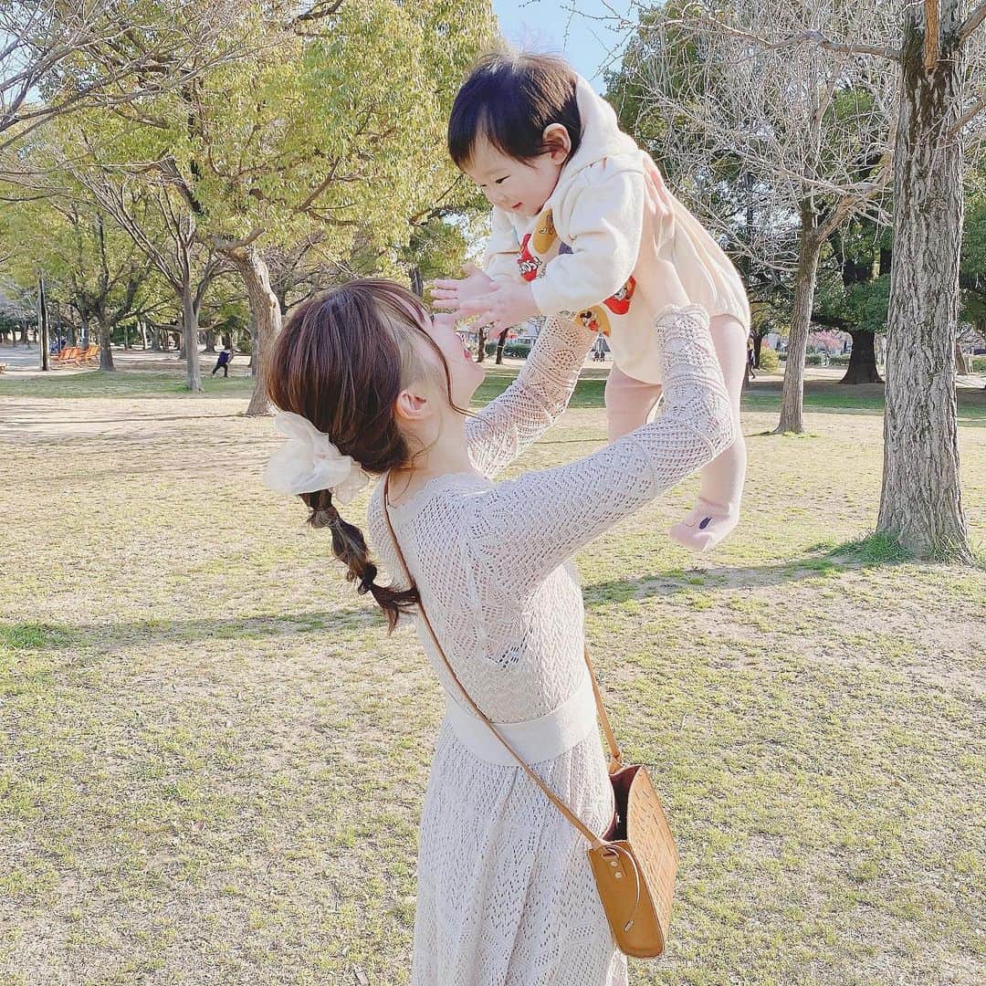 のインスタグラム：「． お休みの日は、家族でお散歩や公園にいきます𓂃 いいお天気で気持ち良かったね☀️ こう見ると、本当に大きくなったなぁ🥺🙏🏻♡ * 👶🏻くんと過ごす毎日で、 骨盤矯正に行く時間って中々作れないから やっぱり、お家でのケアが必須だなと実感する← ＋でずっと抱っこマンやからもう体中バキバキに🍃 * 前に紹介したガードナーベルトで 変わらず骨盤補正と姿勢矯正をダブルでやってるよ𓂅 * つける前は、姿勢が悪くて お腹のお肉がデニムの上にのってるんやけど これつけた途端スッキリするのわかる！？😭👏🏻💖 * 着圧系のガードルは、 外出時も服の邪魔にならないから１日着用して お家の中は、これでしっかり目に引き締めると尚更◎ * @guardnerbelt  アカウントでリアクション選手権もやってたよ𓈒𓏸𓐍  * #男の子ママ #男の子ベビー #おとこのこママ #ママコーデ #ママファッション #ママライフ #家族 #家族の時間 #子育てママ #子育て日記 #11ヶ月ベビー #産後ダイエット #骨盤矯正 #産後 #ダイエット #姿勢改善 #腰痛改善 #骨盤ベルト #姿勢改善 #ダイエット #マーキュリーデュオ #子育てぐらむ #公園コーデ #ガードナーベルト #PR #fashion #code #ootd  #伊藤りか #snsクリエイター」