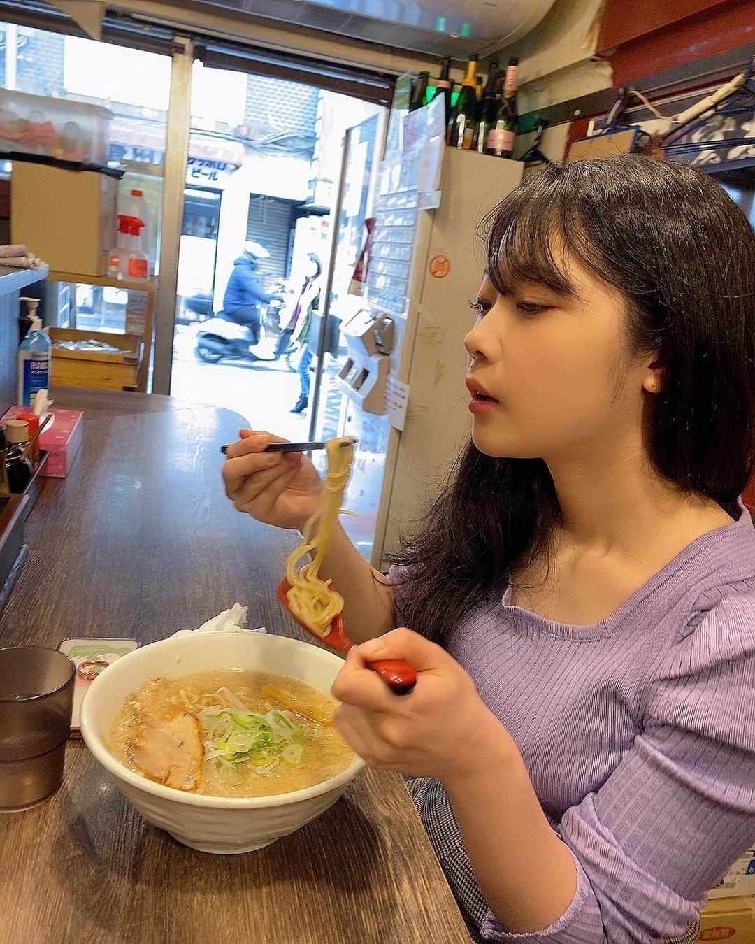 二葉エマさんのインスタグラム写真 - (二葉エマInstagram)「.  ラーメンをひたすら啜るダケ🍜  .  #撮影後#ラーメン#ご褒美 #背脂ラーメン宮本 #二葉エマ #美味かった」2月28日 21時05分 - futaba_ema