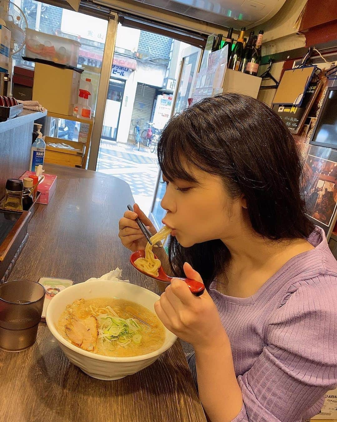 二葉エマさんのインスタグラム写真 - (二葉エマInstagram)「.  ラーメンをひたすら啜るダケ🍜  .  #撮影後#ラーメン#ご褒美 #背脂ラーメン宮本 #二葉エマ #美味かった」2月28日 21時05分 - futaba_ema