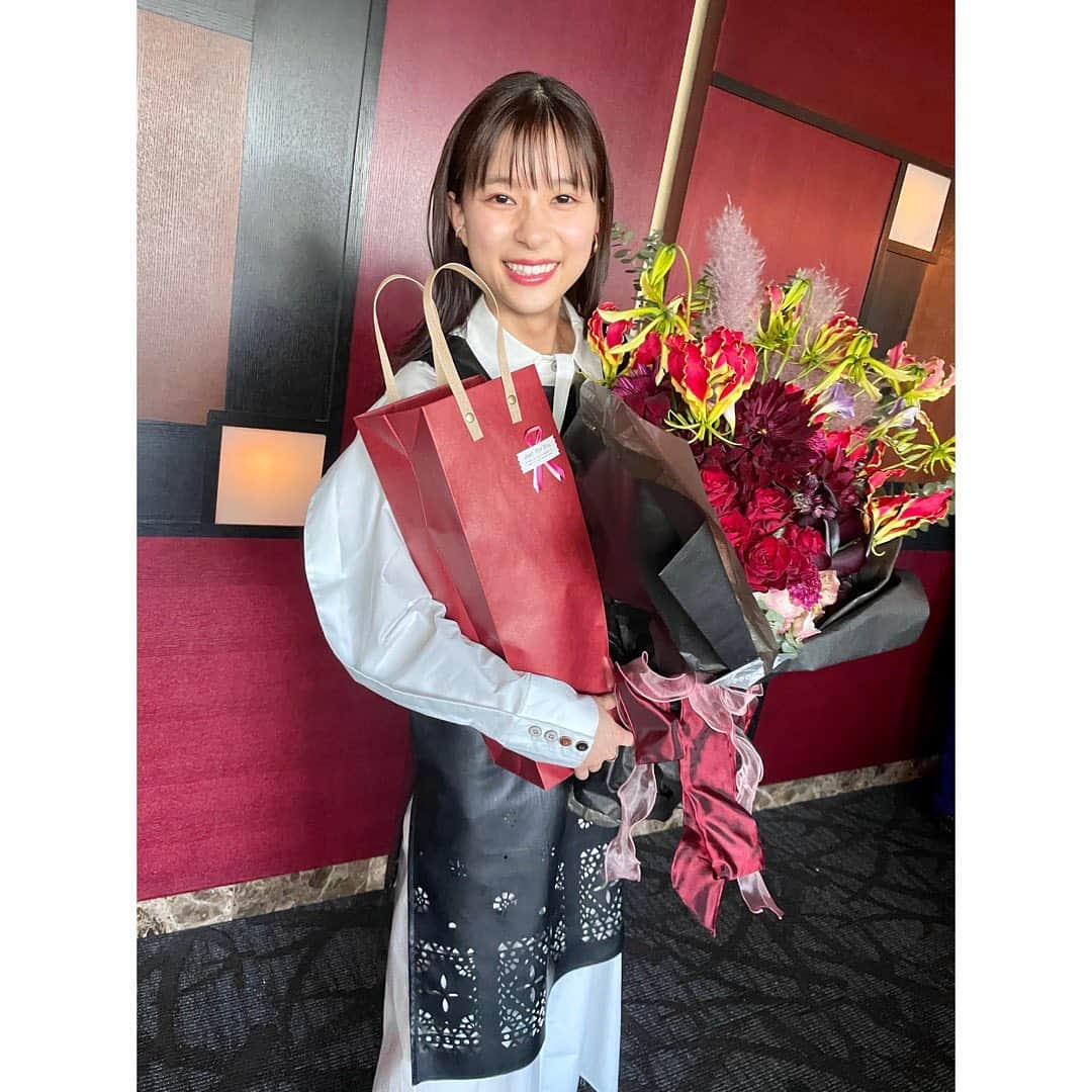 芳根京子さんのインスタグラム写真 - (芳根京子Instagram)「舞台挨拶来てくださった皆様 ありがとうございました！  なんと舞台上でお祝いしていただきました💐  またファーストラヴの舞台挨拶に登壇させてもらえるだけでとても嬉しいのに、 まさかこんな幸せな誕生日になると思わず、けいさんからのお言葉で涙が止まらなかったー。  来てくださった皆様、貴重なお時間いただきありがとうございました。 忘れられない24歳のスタートになりました！  けいさん、堤監督 ありがとうございました🥀✨  #ファーストラヴ  #写真はまだあるのだ」2月28日 21時08分 - yoshinekyoko