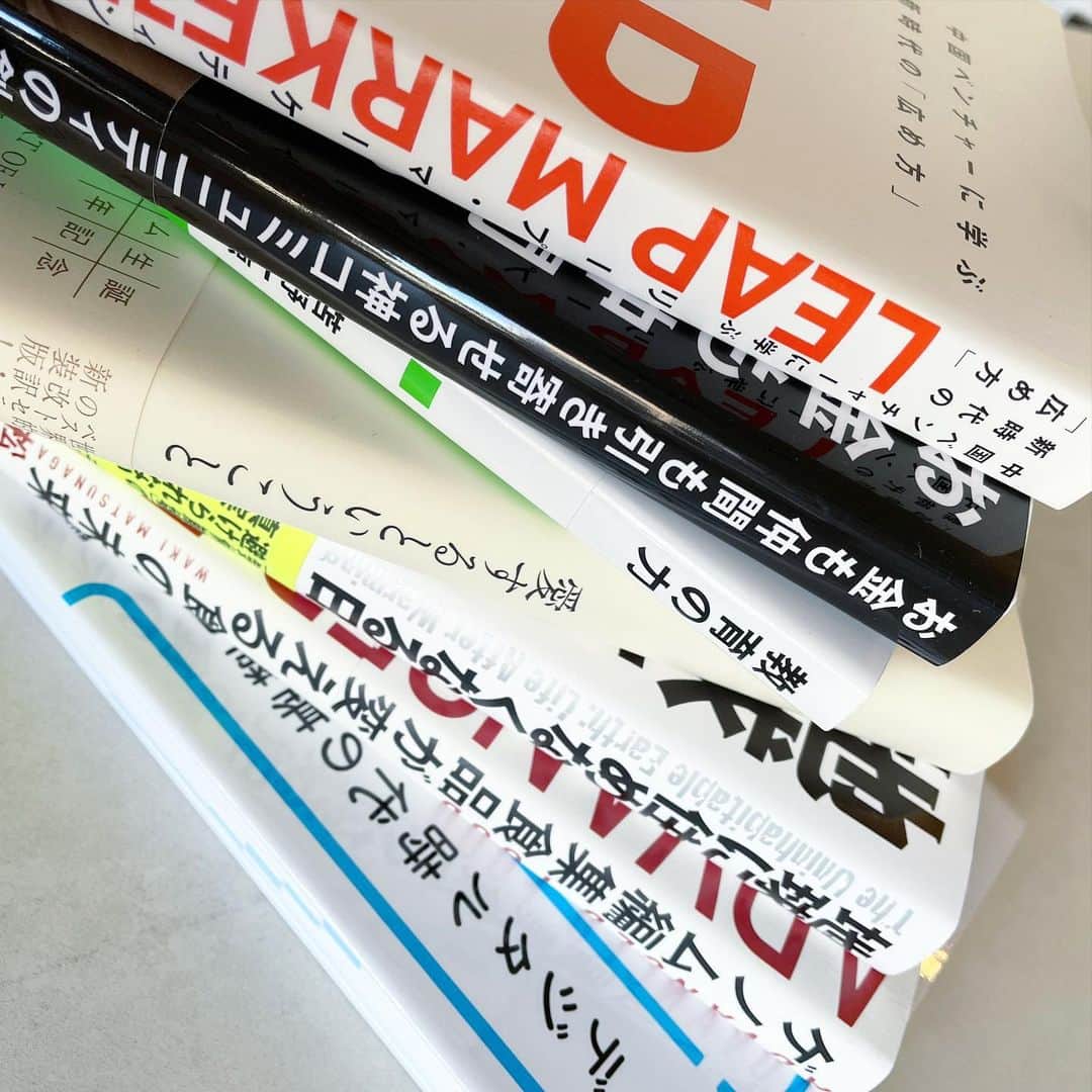 秋定麻紀子のインスタグラム：「よく聞かれるのが 「どこで本を探しているか」 「その本の名前を教えてほしい」  ストーリーにUPした時に タイミングが良ければ 題名も言うんですが 大体忘れていますね（笑）  本はその日その日の直感で それを読むか買うか決めます。  月に何冊も買っているけど 読んでいない本なんて山ほどある。  読みたい時に読む。 読みたいところだけ読む。 目次見てハズレだなって思ったらその後一度も読まない事もある。 パラパラ読みで理解できる単純な本もある。  買ったから全部読むとは限らないし、全部読んだからって偉いワケでもない。  魅力を感じたり 気になったら勝手にページをめくってる。  読書も自然体に任せている。  ちなみに漫画は絵のタッチが嫌いだったら、どんなに話題でも絶対読みません。 なんだろ？ 絵に酔っちゃうんですよ。 ごちゃごちゃしてたり 線が濃かったりすると。  もちろんそれは私の視界のお話です。  本屋に行ったら大体1時間はいますね。 でも最近はAmazonで買う事がほとんどかな。  たまに本棚開けて昔に買った本を取り出して、当時は全然興味なかったページが今はとても気になったり。 理解できるようになってたり。  きっとインプットするプロセスをスキップしてしまうと興味がわかないんだと思う。  ４枚目は同じ蟹座の友人に写メしてLINEしたときの（笑） 恋愛運いいんだって！！！！」