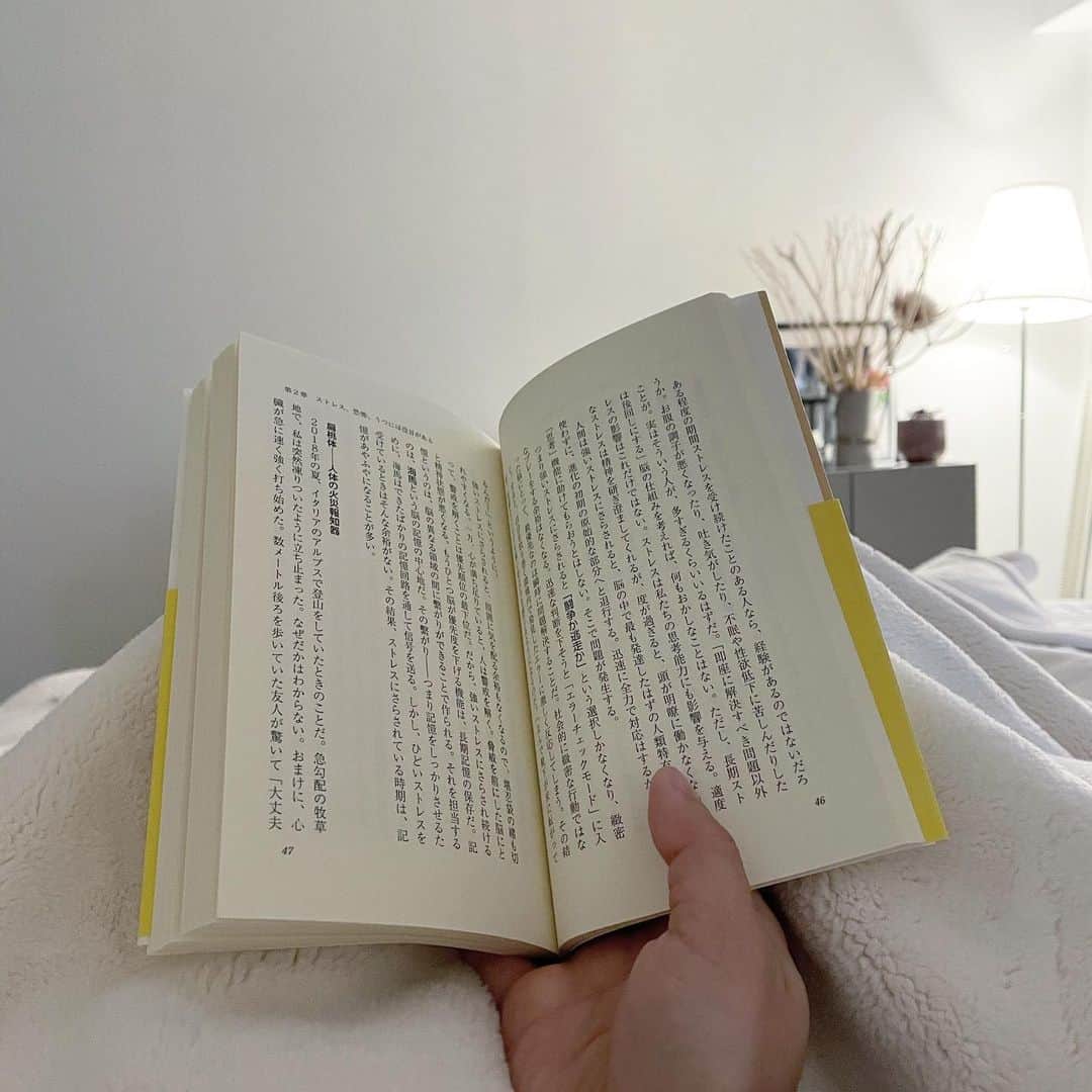 秋定麻紀子さんのインスタグラム写真 - (秋定麻紀子Instagram)「よく聞かれるのが 「どこで本を探しているか」 「その本の名前を教えてほしい」  ストーリーにUPした時に タイミングが良ければ 題名も言うんですが 大体忘れていますね（笑）  本はその日その日の直感で それを読むか買うか決めます。  月に何冊も買っているけど 読んでいない本なんて山ほどある。  読みたい時に読む。 読みたいところだけ読む。 目次見てハズレだなって思ったらその後一度も読まない事もある。 パラパラ読みで理解できる単純な本もある。  買ったから全部読むとは限らないし、全部読んだからって偉いワケでもない。  魅力を感じたり 気になったら勝手にページをめくってる。  読書も自然体に任せている。  ちなみに漫画は絵のタッチが嫌いだったら、どんなに話題でも絶対読みません。 なんだろ？ 絵に酔っちゃうんですよ。 ごちゃごちゃしてたり 線が濃かったりすると。  もちろんそれは私の視界のお話です。  本屋に行ったら大体1時間はいますね。 でも最近はAmazonで買う事がほとんどかな。  たまに本棚開けて昔に買った本を取り出して、当時は全然興味なかったページが今はとても気になったり。 理解できるようになってたり。  きっとインプットするプロセスをスキップしてしまうと興味がわかないんだと思う。  ４枚目は同じ蟹座の友人に写メしてLINEしたときの（笑） 恋愛運いいんだって！！！！」2月28日 21時08分 - makiakisada