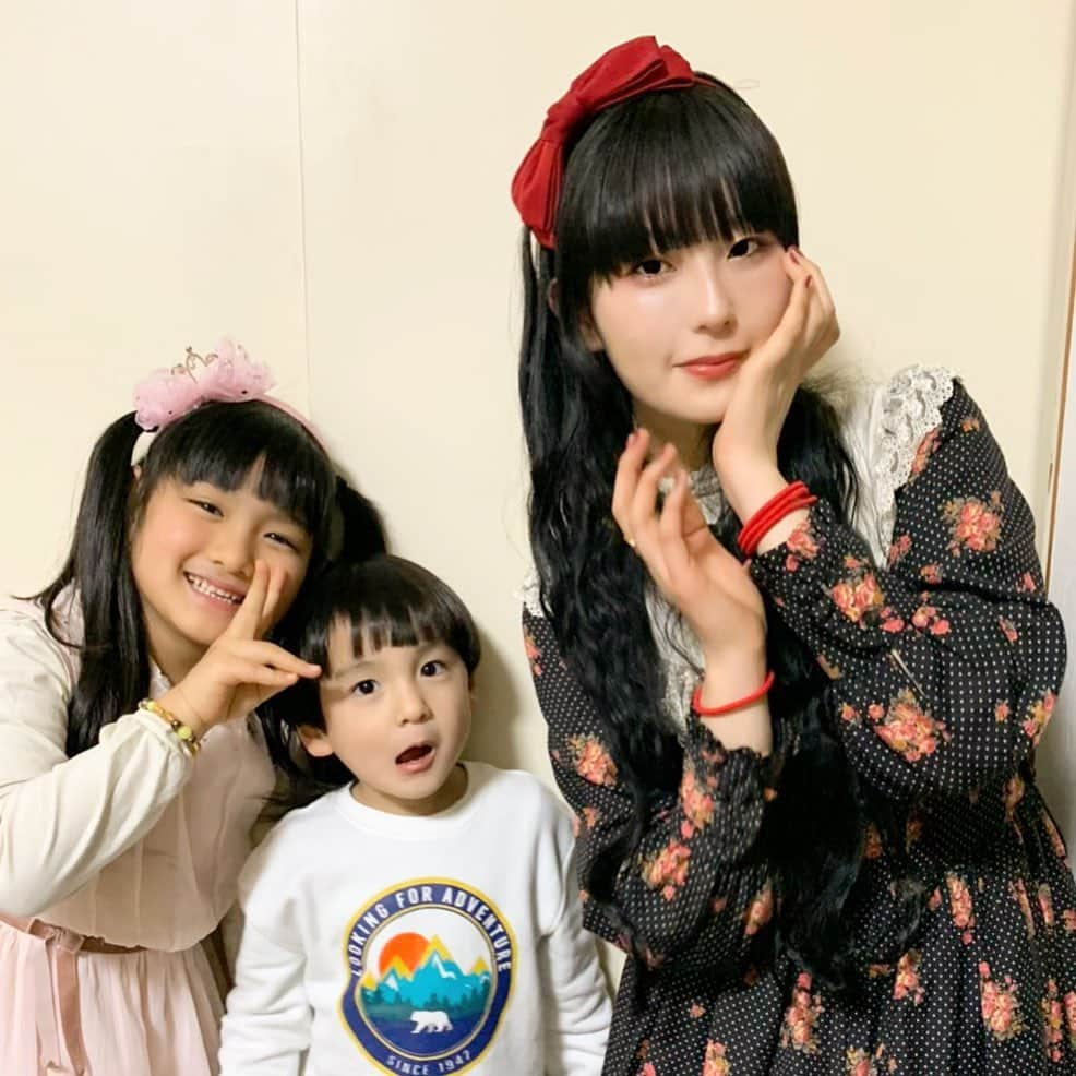 山口尚美のインスタグラム：「姫はいつも可愛い🦋❤️ ぱぱとの打ち合わせの最中 遊んでくれてありがとう😭❣️❣️👧🏻👦🏻✨ #DAOKO」