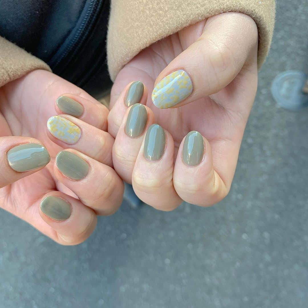 Kana Kobayashiさんのインスタグラム写真 - (Kana KobayashiInstagram)「写真だと見えにくいですが #ボタニカル柄 #手描き #art #botanical #nails #ワンポイントネイル #シンプルネイル #earthcolor」2月28日 21時20分 - anela_kana