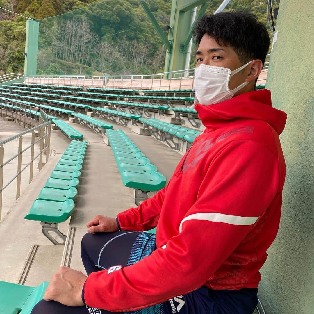 ゴッホ向井ブルーさんのインスタグラム写真 - (ゴッホ向井ブルーInstagram)「明日も色々とありますどうか皆様🥺  11:00〜ちゅピcomスポライ、今回は野村祐輔投手＆宇草孔基選手の日南キャンプでのインタビュー！さらになんとカープ開幕戦のチケットプレゼントも！ 16:39〜HOMEテレビ5up!、今回も愛する大竹市編です！またいろんな人に助けてもらってます！ 19:00〜HFMアラカーはスタジオ生出演で、わいわい喋る！  です！広島の皆さんぜひよろしくお願いします👏  #アクリル板越しのウグさん #のむすけさん #日南でいきなり誕生日おめでとうと祝ってくれた大好き安部ちゃん #小松カメラマンの数々の作品」2月28日 21時13分 - goghmukai