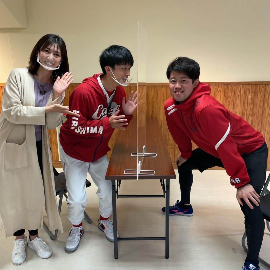 ゴッホ向井ブルーさんのインスタグラム写真 - (ゴッホ向井ブルーInstagram)「明日も色々とありますどうか皆様🥺  11:00〜ちゅピcomスポライ、今回は野村祐輔投手＆宇草孔基選手の日南キャンプでのインタビュー！さらになんとカープ開幕戦のチケットプレゼントも！ 16:39〜HOMEテレビ5up!、今回も愛する大竹市編です！またいろんな人に助けてもらってます！ 19:00〜HFMアラカーはスタジオ生出演で、わいわい喋る！  です！広島の皆さんぜひよろしくお願いします👏  #アクリル板越しのウグさん #のむすけさん #日南でいきなり誕生日おめでとうと祝ってくれた大好き安部ちゃん #小松カメラマンの数々の作品」2月28日 21時13分 - goghmukai