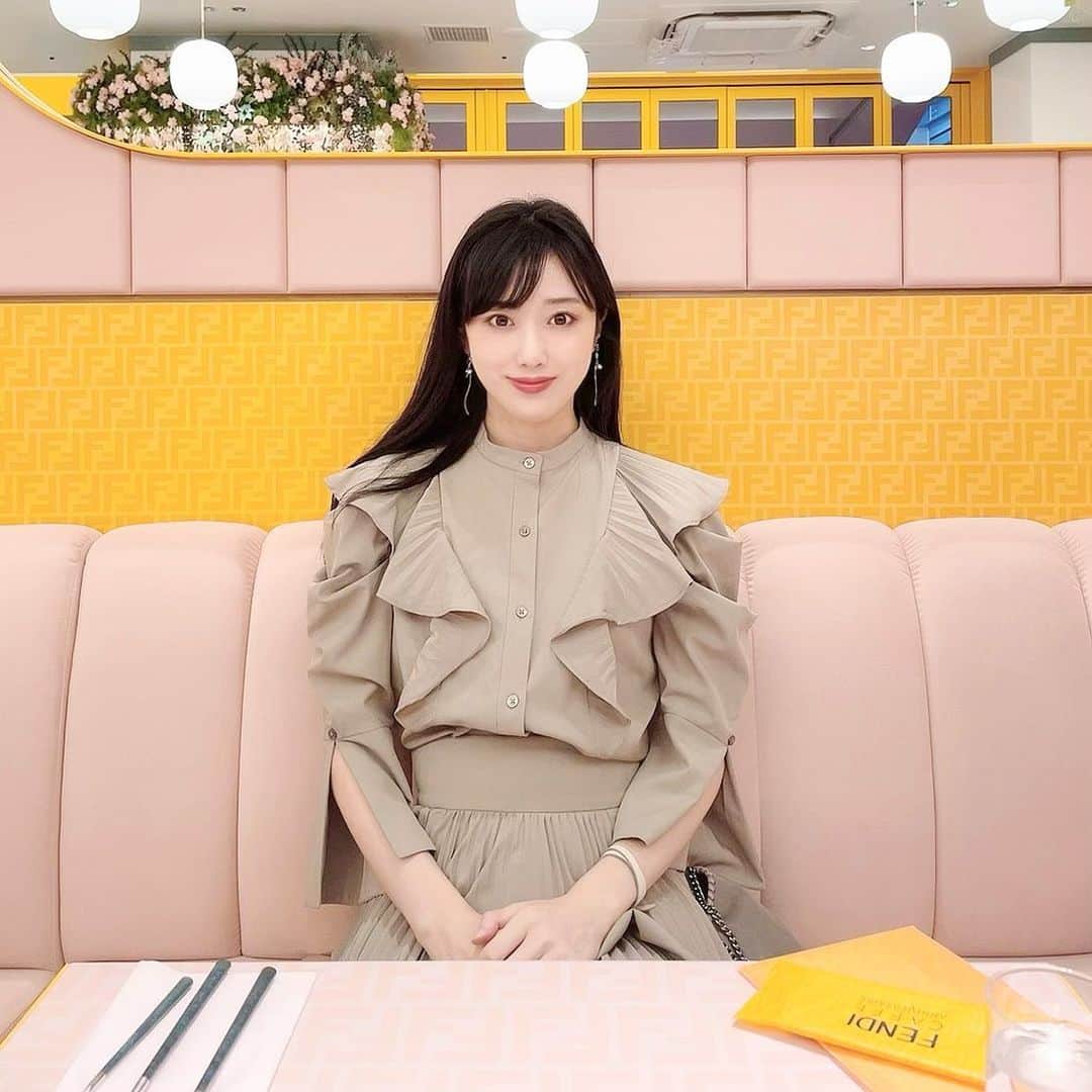 sakiのインスタグラム：「写真が無さすぎるので、 過去の写真をチラホラ投稿します🥺✨ ちなみに行ってきたのは去年の11月です🤣  表参道のファンディカフェ🍰 店内も可愛くて素敵でした🥰  期間限定みたいだけどまた行きたいな〜🥂  #表参道カフェ　#表参道　#FENDI #fendicafe #カフェ巡り #表参道ランチ #表参道グルメ #アニヴァセル表参道　#snidel #カフェスタグラム #カフェラテ #フェンディカフェ」