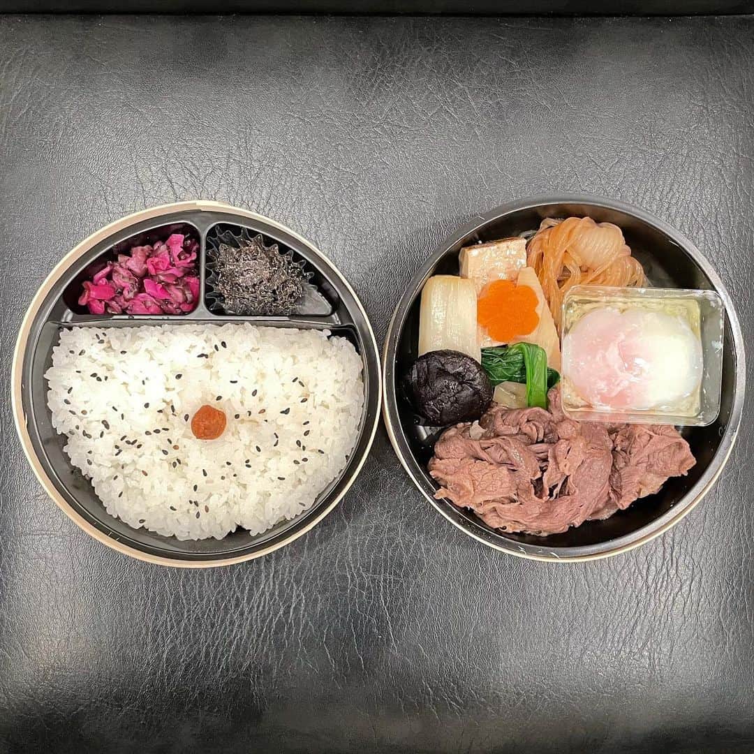 オカモト"MOBY"タクヤさんのインスタグラム写真 - (オカモト"MOBY"タクヤInstagram)「2/27(Sat)12:00 #人形町今半本店 #すき焼き弁当 #sukiyaki #lunchbox 6:00→24:30 #ドラマ撮影 #DramaShooting これでも30分巻きで @hiccorohee #ヒコロヒー さん、 @smnypktn #トンツカタン 森本くんとボクはクランクアップ。 @yoshidayoh_official #吉田羊 さんから出演者・スタッフ全員に差入れという有り難すぎる計らい。美味しすぎて、ほぼ飲み物のように食べてしまった。」2月28日 21時15分 - moby_scoobiedo