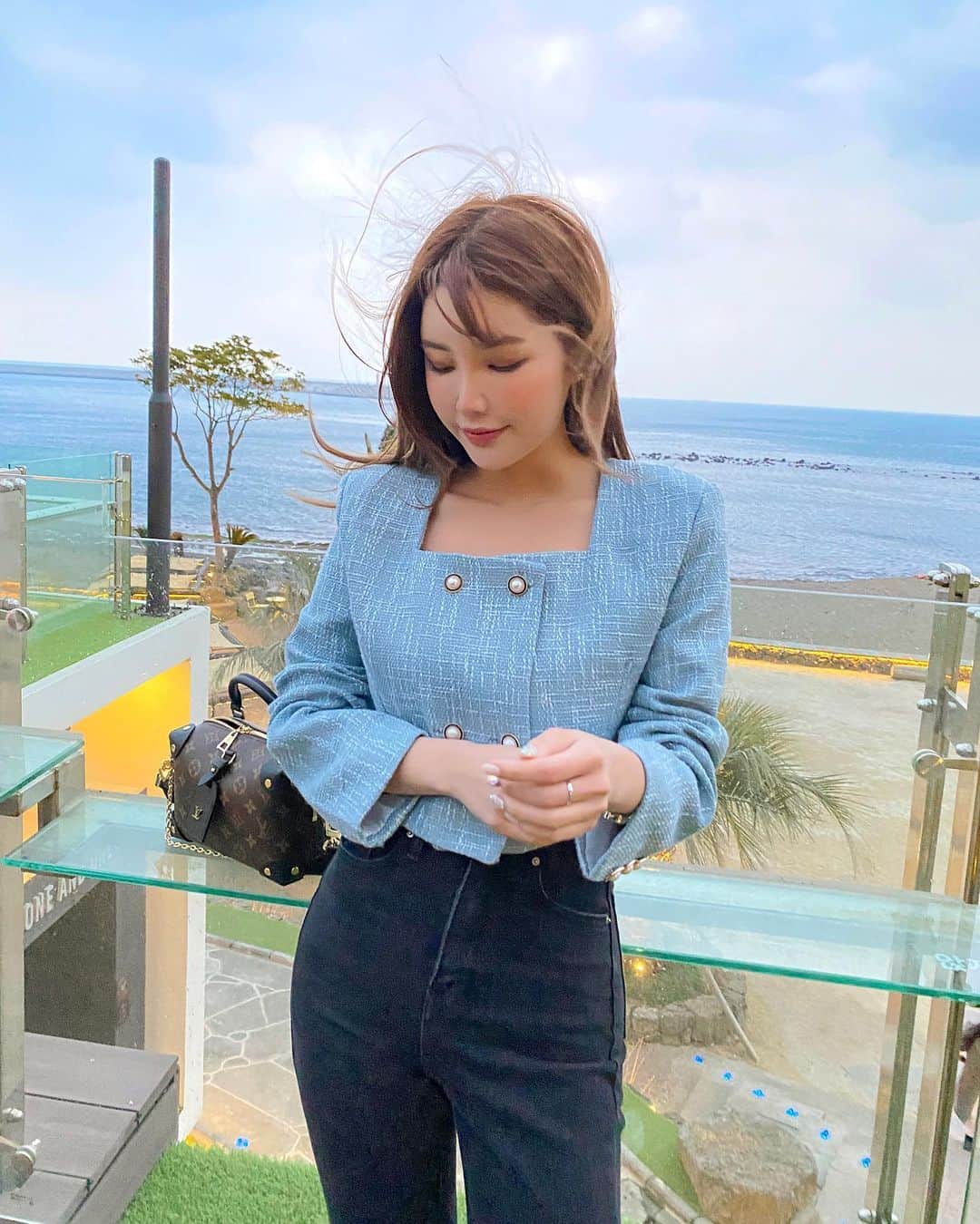 Chuuのインスタグラム：「노무노무 활용도 높은 재킷 강.력.추.천💙 진주 단추와 트위드 패턴으로 고급스러움은 물론이고 화사한 블루 컬러로 봄 시즌 내내 입기 좋은 아우터 겸 탑으로 착용 가능해요✨  #chuu#츄#chuu_in_jeju #lovely_daily_look_chuu」