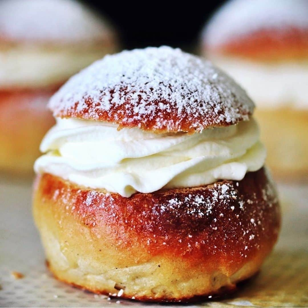 ナイジェラ・ローソンさんのインスタグラム写真 - (ナイジェラ・ローソンInstagram)「Meanwhile, over on @foodim, @tayloredbites’ beautiful photograph of Semlor, the marzipan and cream buns the Swedes eat on Shrove Tuesday, is #postoftheweek. And if you want to make them - and why wouldn’t you, even if Mardi Gras has passed? - you can find the recipe  on the @foodim insta page.」2月28日 21時17分 - nigellalawson