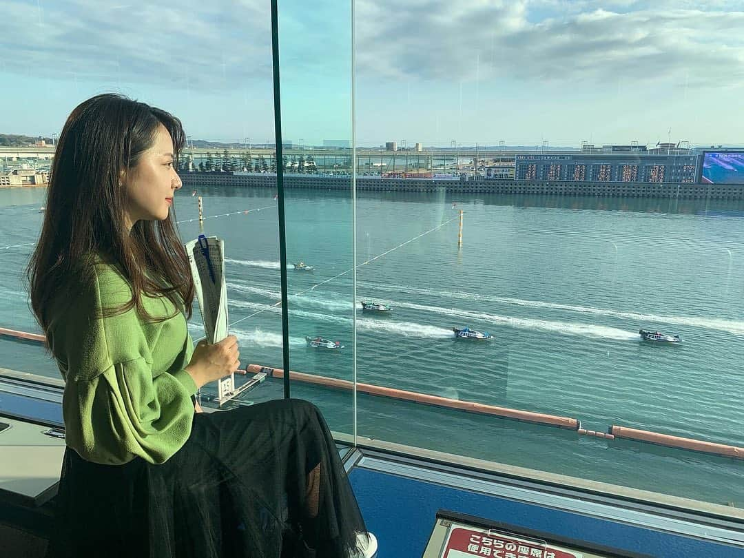 由井香織のインスタグラム：「カメラマンの方に撮っていただきました🚤 iPhoneの普通の機能なのに全然違う… ボートレースも展開予想が楽しいんだよね🤩  #競艇#ボートレース#とこなめ競艇#ボートレース好きと繋がりたい#競艇女子#とこなめ#常滑#boatrace」