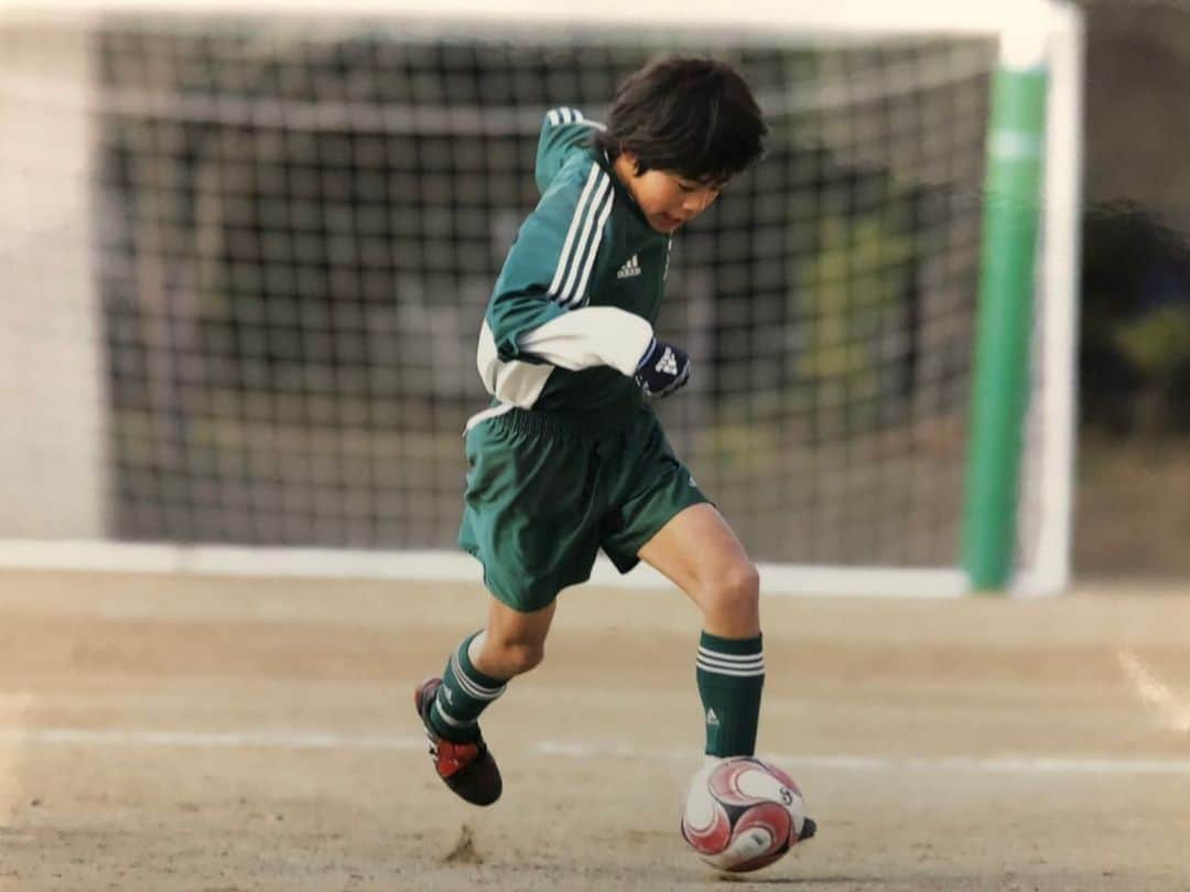 齋藤慎太郎さんのインスタグラム写真 - (齋藤慎太郎Instagram)「. 小学何年の時だろうか、、、 サッカー大好き小僧の頃。  #横須賀 #横須賀シーガルズ #小学生 #この頃からCB #サッカー #サッカー少年 #サッカー小僧 #緑 #21 #tbs #tbsアナウンサー #齋藤慎太郎」2月28日 21時21分 - shintarosaito_