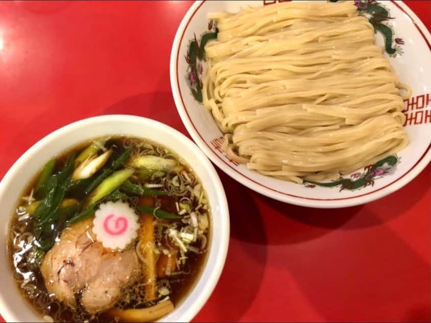 "TERIYAKI" テリヤキ編集部さんのインスタグラム写真 - ("TERIYAKI" テリヤキ編集部Instagram)「【カドヤ食堂】📍大阪  運ばれてきた瞬間目に入るのはツヤツヤの光り輝く麺。これを豚や魚介の旨味が滲み出たつけ汁にくぐらせれば、コクのある強烈な旨味が口に広がります。最後にはスープとご飯で食べていただきたい逸品！  #カドヤ食堂 #大阪グルメ #大阪ラーメン  TERIYAKIでは、単なる"映え"だけじゃない、本当に美味しいお店を紹介しています。 また、「食」が大好きな人必見の食通が集うコンテンツも充実。 食べることは大好きでも、「行きたいお店に一緒に行く人がいない…」「訪問する機会がない…」という方も多いのではないでしょうか？ そんな時はTERIYAKI美食倶楽部にお任せ！TERIYAKI編集部のメンバーや会員さんと、まだまだ認知されていない隠れた名店や、時には超がつくほどの予約困難店に行き、食の楽しみを享受することができます。グルメな人脈を広げるも良し、ただただ美味しいものを極めるも良し！食通が集った極上のコミュニティをお楽しみください。」2月28日 21時22分 - teriyaki_jp