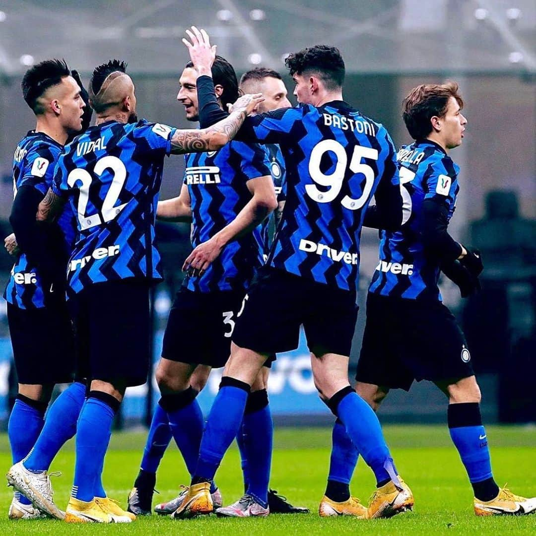 アルトゥーロ・ビダルさんのインスタグラム写真 - (アルトゥーロ・ビダルInstagram)「Vamos equipo!!!💪🏽💪🏽💪🏽 juntos podemos contra todos!!! 💪🏽🔥😉 Forza @inter🖤💙」2月28日 21時23分 - kingarturo23oficial