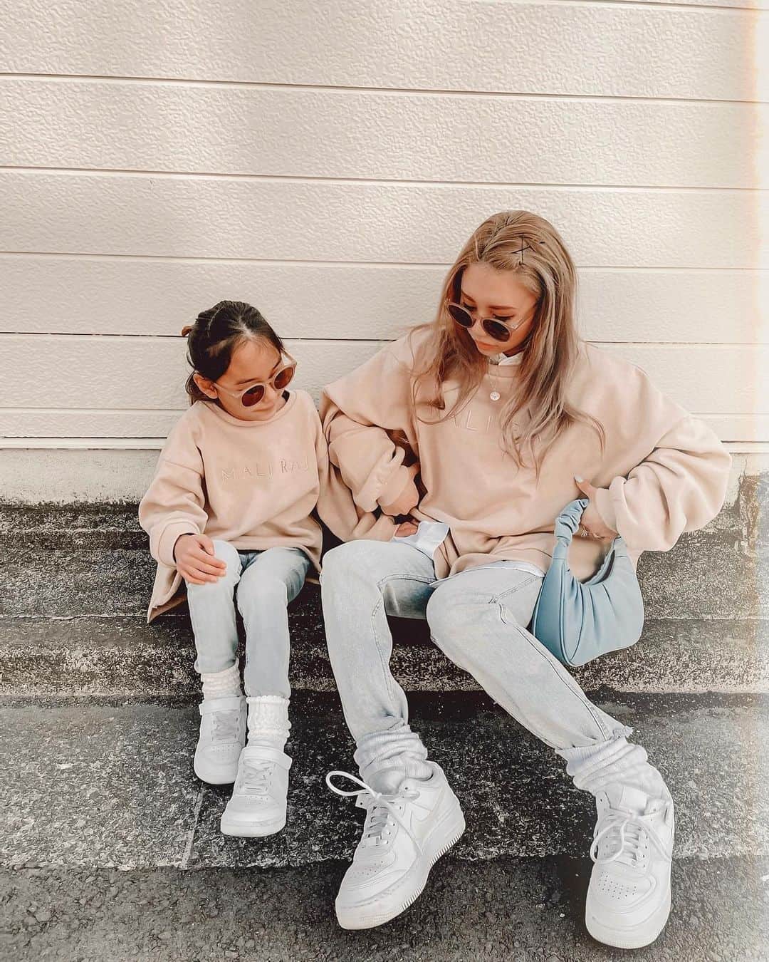 ✷kana✷のインスタグラム：「🦋✨ . . 👩🏼👧🏽 @_maliraj_  familyトレーナー♡ 即完売だったみたいだね😭 GETできましたか？？ . . #maliraj #マリライ #親子リンクコーデ」